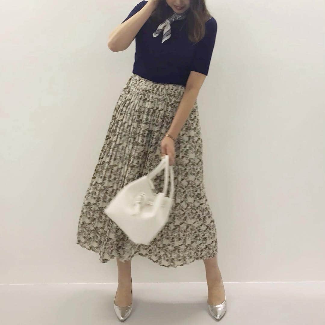 神戸レタス/Wowma店のインスタグラム：「3/22 . . 今すぐ神戸レタスWowma!店へGO🏃‍♀️ －－－－－－－－－－－－－－－－－－ . 今週の売れ筋アイテムをチェック✨ . . #スカート 【M2427】 ¥ 2,290 size:マキシ col:花柄オフ . #トップス 【C2589】 ¥ 1,790 col:ネイビー . #バッグ 【B1235】 ¥ 2,490 col:アイボリー . #シューズ 【I1750】 ¥ 1,990 size:LL col:スムースシルバー . . 通販サイトは、プロフィールURLから飛んで下さい💗 プロフィールからリンクに飛べない場合は「神戸レタス wowma!」「神戸レタス au」で検索してみてください♪商品はサイト内でID検索できます🐶🔍 . #神戸レタス#kobelettuce#クリアバッグ#プチプラコーデ#プチプラ#韓国ファッション#ゆったり#体型カバー#春服#春コーデ#コーデ#今日の服#今日のコーデ#コーディネート#ファッション#ママコーデ#ママリ#ママファッション#しまむら#ザラ#韓国#インスタ映え#お洒落さんと繋がりたい#写真好きな人と繋がりたい#写真を撮るのが好きな人と繋がりたい」