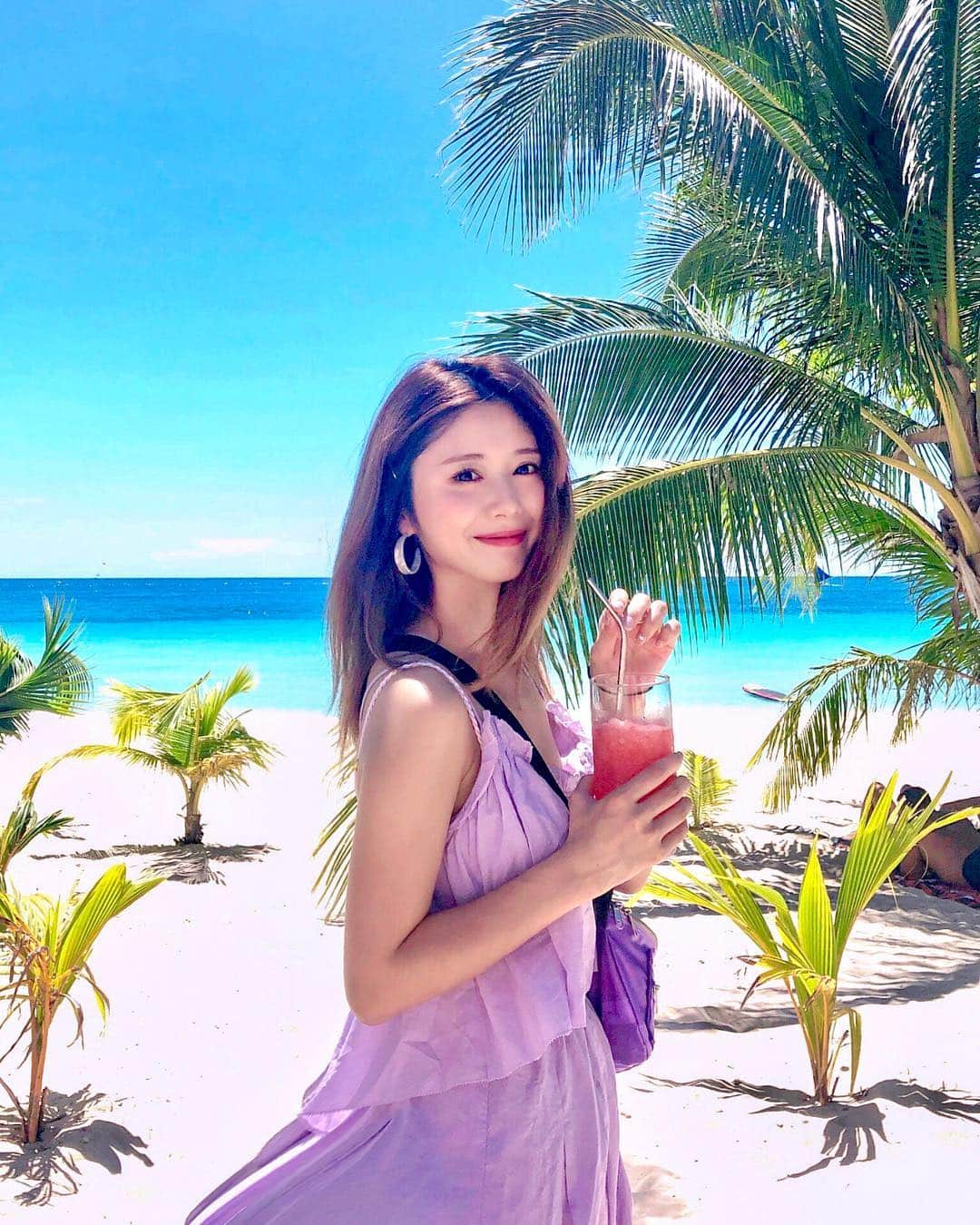 のインスタグラム：「顔のたるみ対策やスキンケアのためにも、去年から #頭皮ケア を意識していて💆‍♀️いろんなことを試してます💖  いただいたスカルプDのオーガニックシャンプー&トリートメントは頭皮までパックできるの❣️ 旅先で日焼けして気になってる頭皮の乾燥もしっかりケア🥰✨ @scalpdbeaute . . . #スカルプDオーガニック #アンファー #pr #ヘアケア #スカルプケア #頭皮ケア #自然派 #organic #natural #beauty」