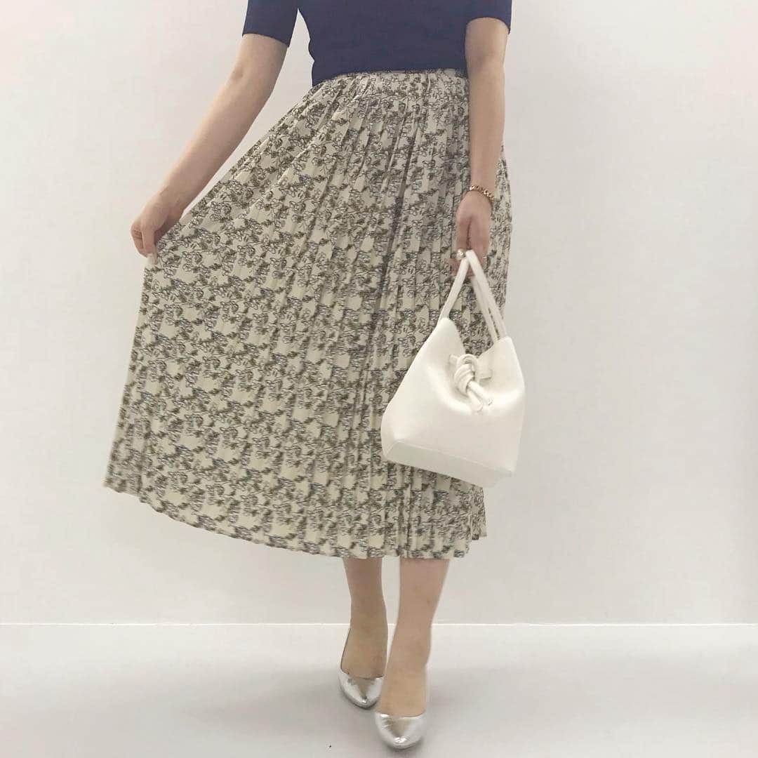 神戸レタス/Wowma店のインスタグラム：「3/22 . . 今すぐ神戸レタスWowma!店へGO🏃‍♀️ －－－－－－－－－－－－－－－－－－ . 今週の売れ筋アイテムをチェック✨ . . #スカート 【M2427】 ¥ 2,290 size:マキシ col:花柄オフ . #トップス 【C2589】 ¥ 1,790 col:ネイビー . #バッグ 【B1235】 ¥ 2,490 col:アイボリー . #シューズ 【I1750】 ¥ 1,990 size:LL col:スムースシルバー . . 通販サイトは、プロフィールURLから飛んで下さい💗 プロフィールからリンクに飛べない場合は「神戸レタス wowma!」「神戸レタス au」で検索してみてください♪商品はサイト内でID検索できます🐶🔍 . #神戸レタス#kobelettuce#クリアバッグ#プチプラコーデ#プチプラ#韓国ファッション#ゆったり#体型カバー#春服#春コーデ#コーデ#今日の服#今日のコーデ#コーディネート#ファッション#ママコーデ#ママリ#ママファッション#しまむら#ザラ#韓国#インスタ映え#お洒落さんと繋がりたい#写真好きな人と繋がりたい#写真を撮るのが好きな人と繋がりたい」