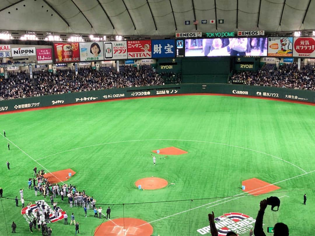 松中みなみさんのインスタグラム写真 - (松中みなみInstagram)「イチロー選手 引退…🍀 ・ ・ 第2戦もイチロー選手と菊池雄星投手の初先発を観に 楽しみに東京ドームに行ったんだけど、 試合途中〝イチロー引退示唆〟の記事が出て、 今シーズンで引退か…寂しいな😢 と思ってたらその1時間後、 〝イチロー今日限りで引退〟のニュースが飛び込んで頭真っ白…💭 ・ もう少し観たかった…なんてワガママ言っちゃダメですよね、 もう28年間も戦って来たんだから。 ・ ・ 2009年のWBC 韓国戦で 不調だったイチロー選手が決勝タイムリーを打ったあの試合、 東京に上京したてで不安でいっぱいだった私に ものすんごい勇気をくれた瞬間でした🍀 ・ ・ ありがとう、イチロー選手。 お疲れさまでした…✨✨ ずっと大好きです。 ・ ・ #イチロー選手 #引退  #平成最後の #大スター  #mlb #ichiro #mariners  #メジャーリーグ #マリナーズ  #最後の試合は #日本 #東京ドームで  #本当にお疲れ様でした  #松中みなみ」3月22日 17時40分 - minami_matsunaka