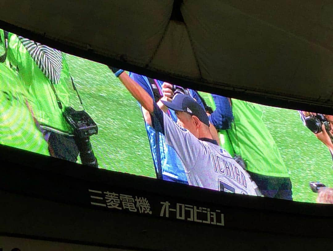 松中みなみさんのインスタグラム写真 - (松中みなみInstagram)「イチロー選手 引退…🍀 ・ ・ 第2戦もイチロー選手と菊池雄星投手の初先発を観に 楽しみに東京ドームに行ったんだけど、 試合途中〝イチロー引退示唆〟の記事が出て、 今シーズンで引退か…寂しいな😢 と思ってたらその1時間後、 〝イチロー今日限りで引退〟のニュースが飛び込んで頭真っ白…💭 ・ もう少し観たかった…なんてワガママ言っちゃダメですよね、 もう28年間も戦って来たんだから。 ・ ・ 2009年のWBC 韓国戦で 不調だったイチロー選手が決勝タイムリーを打ったあの試合、 東京に上京したてで不安でいっぱいだった私に ものすんごい勇気をくれた瞬間でした🍀 ・ ・ ありがとう、イチロー選手。 お疲れさまでした…✨✨ ずっと大好きです。 ・ ・ #イチロー選手 #引退  #平成最後の #大スター  #mlb #ichiro #mariners  #メジャーリーグ #マリナーズ  #最後の試合は #日本 #東京ドームで  #本当にお疲れ様でした  #松中みなみ」3月22日 17時40分 - minami_matsunaka