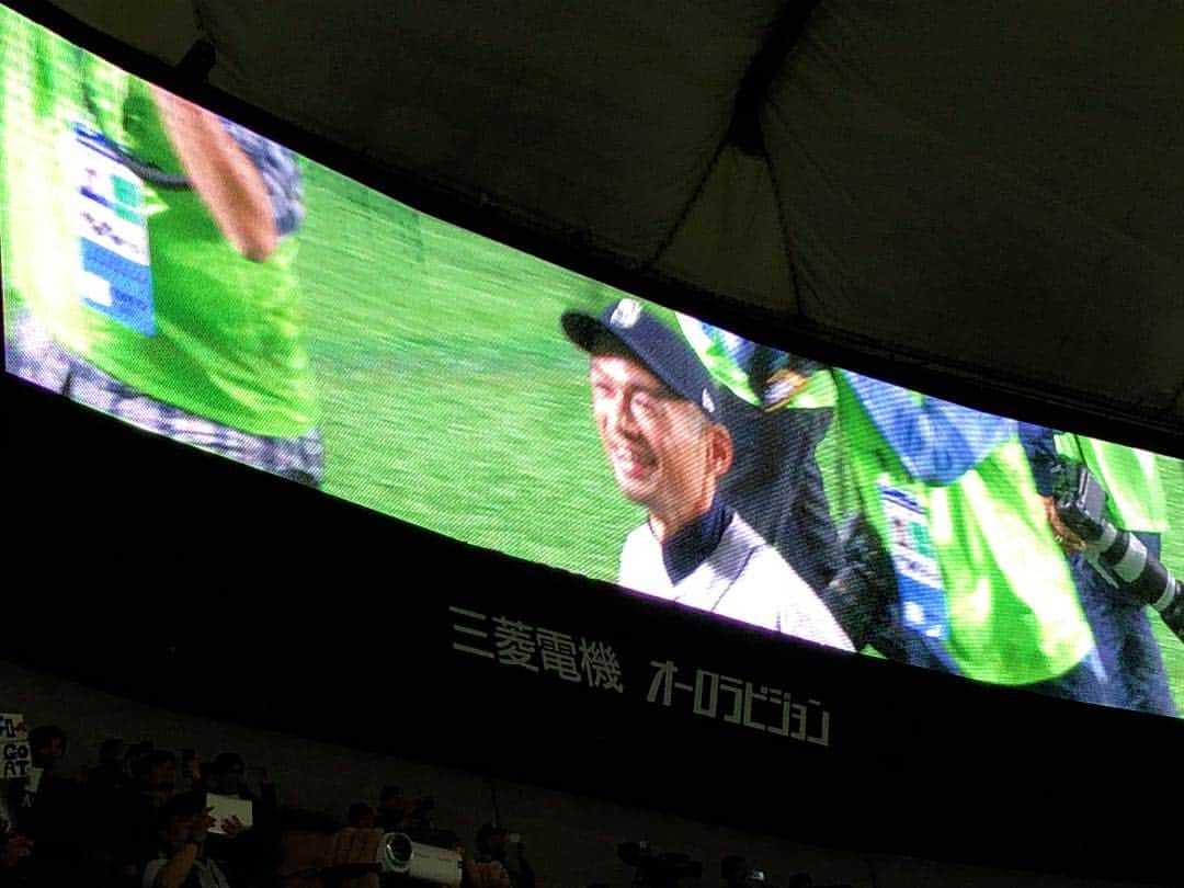 松中みなみさんのインスタグラム写真 - (松中みなみInstagram)「イチロー選手 引退…🍀 ・ ・ 第2戦もイチロー選手と菊池雄星投手の初先発を観に 楽しみに東京ドームに行ったんだけど、 試合途中〝イチロー引退示唆〟の記事が出て、 今シーズンで引退か…寂しいな😢 と思ってたらその1時間後、 〝イチロー今日限りで引退〟のニュースが飛び込んで頭真っ白…💭 ・ もう少し観たかった…なんてワガママ言っちゃダメですよね、 もう28年間も戦って来たんだから。 ・ ・ 2009年のWBC 韓国戦で 不調だったイチロー選手が決勝タイムリーを打ったあの試合、 東京に上京したてで不安でいっぱいだった私に ものすんごい勇気をくれた瞬間でした🍀 ・ ・ ありがとう、イチロー選手。 お疲れさまでした…✨✨ ずっと大好きです。 ・ ・ #イチロー選手 #引退  #平成最後の #大スター  #mlb #ichiro #mariners  #メジャーリーグ #マリナーズ  #最後の試合は #日本 #東京ドームで  #本当にお疲れ様でした  #松中みなみ」3月22日 17時40分 - minami_matsunaka