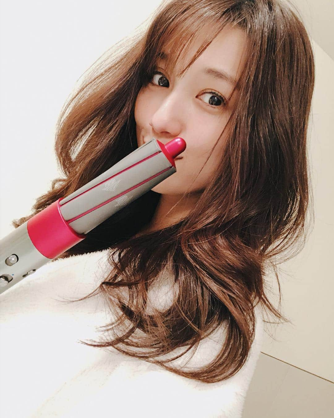 広瀬未花さんのインスタグラム写真 - (広瀬未花Instagram)「dyson( @dysonhair )の airwrapを使用するようになってから、“髪の毛綺麗になったね” と褒めて頂けるようになりました❤︎ ・ もともと髪の毛が猫っ毛だから、時間かけてせっかく巻いても取れやすいことが悩みだったけど、airwrapを使用してから ウェーブスタイルが長持ちしてる♬ ・ ダイソン独自のコアンダ効果により、過度な熱に頼らずにしっかり髪を巻けるので ヘアアイロンと比べても圧倒的にダメージが少ないの❤︎ ・ 毎日使ってると、私みたいにワンハンドスタイルでも巻けちゃいます(笑) 発売当初は大人気すぎて手に入りづらかったみたいだけど、今ならお試ししやすくなってるみたいなので、是非体験してもらいたい❤︎ ・ ダイソンの技術はやはり、素晴らしい。。 ヘアドライヤーのsupersonicも愛用しているけど、 airwrapも、もう手放せません❤︎笑 ・ ・ ・ ・ #dysonhair #dysonairwrap #ダイソンエアラップ #エアラップ #dyson #hairstyle」3月22日 17時40分 - micahirose