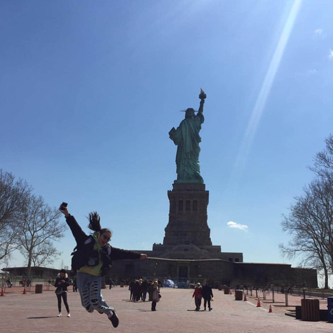 新山千春さんのインスタグラム写真 - (新山千春Instagram)「フェリー🚢💦💦で #自由の女神  へ🗽🇺🇸 天気が素晴らしく良くて✨ キラキラした 海の先に見えてきた女神！！ 👏٩꒰๑❛▿❛ ॢ̩꒱_____________________________________________________🌹  #thestatueoflibertyLiberty  #NY ♥️#newyorkcity #art 🎨好き#Japaneseactress #casualcoordinate #🗽#denimcoordinate #makeup #model  #mamastyle #Instagood #hairarrange #fashion  #outfit #casualstyle  #outfitstyle #촬영 #粉我 #나를따르라  #fashionistas #dailylook #coodinate #いいね 💘#フォロー ありがとうございます🌹#新山千春  ______________________________________________」3月22日 17時41分 - chiharuuu_0114