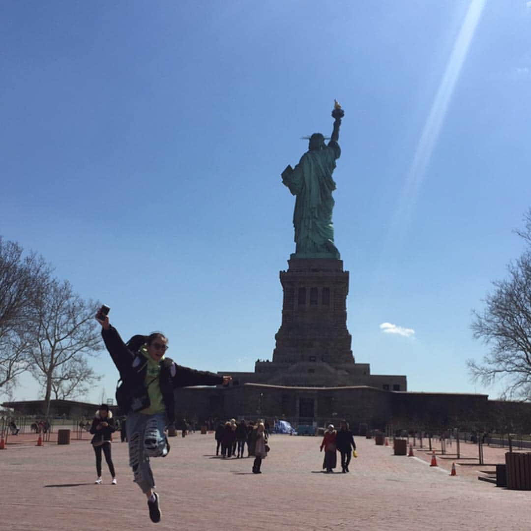 新山千春さんのインスタグラム写真 - (新山千春Instagram)「フェリー🚢💦💦で #自由の女神  へ🗽🇺🇸 天気が素晴らしく良くて✨ キラキラした 海の先に見えてきた女神！！ 👏٩꒰๑❛▿❛ ॢ̩꒱_____________________________________________________🌹  #thestatueoflibertyLiberty  #NY ♥️#newyorkcity #art 🎨好き#Japaneseactress #casualcoordinate #🗽#denimcoordinate #makeup #model  #mamastyle #Instagood #hairarrange #fashion  #outfit #casualstyle  #outfitstyle #촬영 #粉我 #나를따르라  #fashionistas #dailylook #coodinate #いいね 💘#フォロー ありがとうございます🌹#新山千春  ______________________________________________」3月22日 17時41分 - chiharuuu_0114