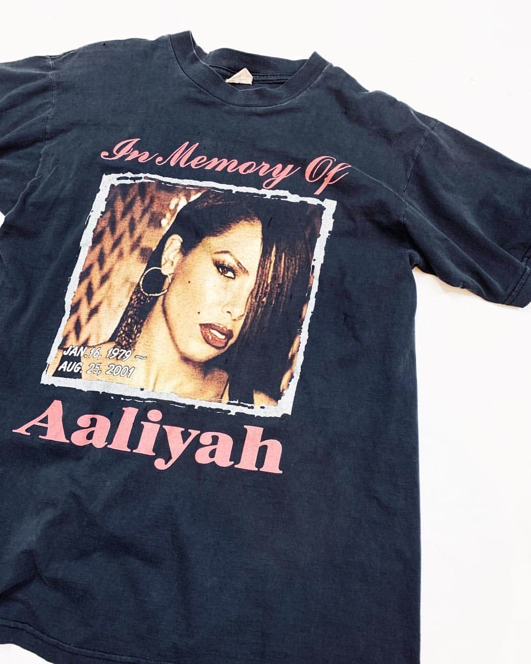 のインスタグラム：「JAMMRU 入荷オープンは3/23です！ 3/23 NEW ARRIVAL!! [#jammru_tee] 90's Aaliyah .  商品のお問い合わせは3/25月曜日以降お電話で承ります。 . #お問い合わせはお電話で承ります #jammru #osaka  #fashion  #streetstyle  #streetfashion  #vtg  #vintage  #used  #usedclothing  #古着 #古着屋 #ファッション #70s #80s #90s #vintageshirt#Tshirt#tee#vintagetshirt#rocktshirt#bandtshirt#raptee#aaliyah」