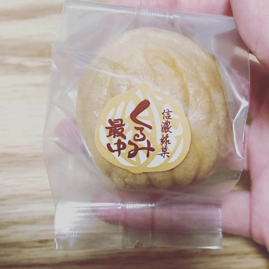 凰津りささんのインスタグラム写真 - (凰津りさInstagram)「信州 上田土産❤️ . . 父と母は毎週デートで何処かに出かける🚗 . 3人兄弟の末っ子である私は直ぐどこに行っているのか情報を察知してお土産を要求するww . 歴史的にも、人柄的にも、食文化的にも上田市は大好き😘 . . そんな上田の胡桃尽くしのお土産を食べながら、大河ドラマを見る👀 私の大好きな胡桃のお菓子たちは私を幸せにしてくれる。 . 毎週デートに出かける両親の仲が良い事良い事…💑 私もたいちゃんも負けずに晩年まで仲良くラブラブで過ごしたいなぁ♡ と胡桃のお菓子を食べながら思う今日この頃...💏 . . . . #上田市 #かしわや本店 の #胡桃のお菓子 #信州名物 #信州大好き #みすず飴 みんな知ってる？ 本当美味しいから食べてみて💖 #両親仲良し」3月22日 17時50分 - outsu.risa95