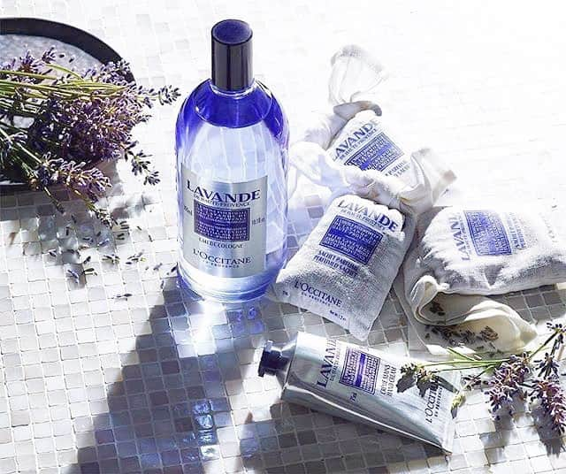 L'OCCITANE en Provenceさんのインスタグラム写真 - (L'OCCITANE en ProvenceInstagram)「【1週間お疲れさまです🌙】疲れた心をほぐすラベンダーの香り🌿﻿﻿ ﻿﻿ プロヴァンスを代表するハーブ、ラベンダー。﻿﻿ ﻿﻿ その香りは安眠効果やリラックス効果に非常に優れ、﻿﻿ プロヴァンスでの生活に欠かせないもののひとつです。﻿﻿ ﻿﻿ そのなかでも「オートプロヴァンス」と呼ばれる﻿﻿ 標高800m以上の高地で栽培されるラベンダーは、﻿﻿ 高品質のラベンダーとして知られ、﻿﻿ 良質なエッセンシャルオイルが抽出されます。﻿﻿ ﻿﻿ ロクシタンでは毎年ラベンダーの収穫を祝い、﻿﻿ 厳選されたラベンダーエッセンシャルオイルを配合した製品を展開。﻿﻿ ﻿﻿ 🌿リラックスハンドクリーム﻿﻿ 🌿クレンジングハンドウォッシュ﻿﻿ 🌿ボディローション﻿﻿ 🌿シャワージェル﻿﻿ ﻿﻿ くたくたになって帰ってきた金曜日の夜は、﻿﻿ バスタブにお湯をはって、﻿﻿ ラベンダーの香りでシャワールームを満たせば、﻿﻿ ほっと心がほぐれる至福のひとときになるはず。🛀﻿﻿ ﻿﻿ 今週も、お疲れさまでした。﻿﻿ ラベンダーの香りに包まれて、素敵な夢を…🌙﻿﻿ ﻿ *画像内に販売終了品又は未発売製品が含まれている場合がございます。ご了承下さい。﻿﻿ ﻿﻿ #ラベンダー #オードトワレ #リラックス #オイル美容 #安眠 #ストレス #ストレス解消 #アロマ #アロマオイル #エッセンシャルオイル #ハーブ #リラク #リラクゼーション #美意識  #コスメ紹介 #おすすめコスメ #お風呂 #シャワージェル #アロマテラピー #香り #癒し #ご褒美コスメ #コスメ好き #キレイになりたい #ロクシタン #コスメマニア #香りのある暮らし #リフレッシュ #香りマニア #LOccitane」3月22日 17時52分 - loccitane_jp