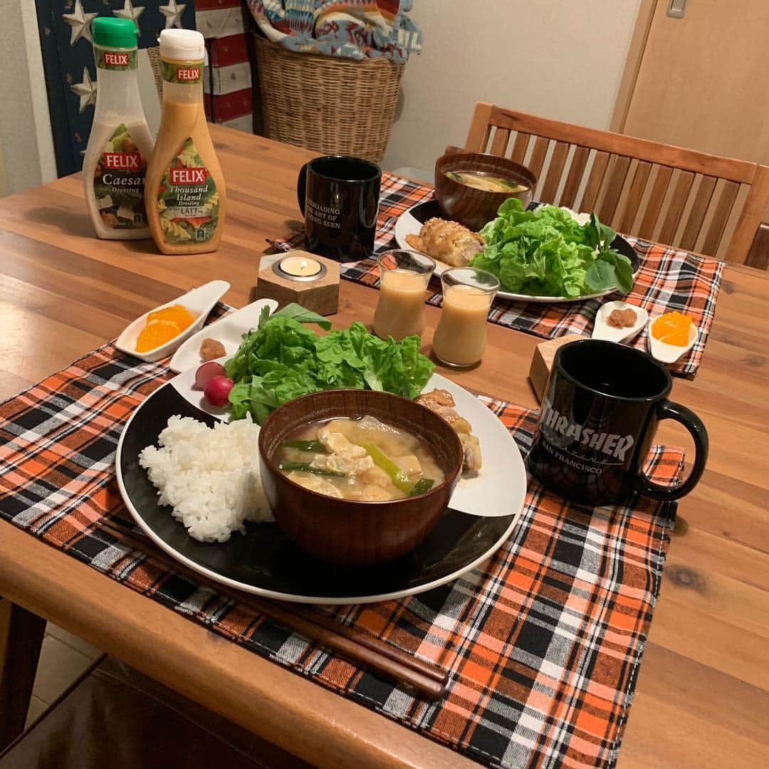 NANAさんのインスタグラム写真 - (NANAInstagram)「今日の夕飯🥢 ☆ サラダ 鶏チャーシュー ご飯 味噌汁 梅干し ピルクル オレンジ🍊 ☆ 子供達の大好きな鶏チャーシュー😆明日のまる子の練習試合のお弁当にも入れるよね😋👍 ☆ 疲れてて寝落ちしそうになりながら必死に作った🙄 ☆ はぁゆっくりお風呂入ろ🛀 ☆ やっぱり味噌汁にご飯は最強の組み合わせ👍 ☆ #鶏チャーシュー #foodie#おうちカフェ#food#homemade#instafood#手料理#foodphoto#テーブルコーディネート#時短レシピ#ヘルシーメニュー#fooddaily#foodpic#foodstagram#おうちごはん#セリア#100キン#暮らし#節約レシピ#dinner#foodporm#vscofood#japanesefood#foodstyling#料理写真#夕飯#ワンプレート#愛情ご飯#nanasrecipe」3月22日 17時53分 - nana1977hs