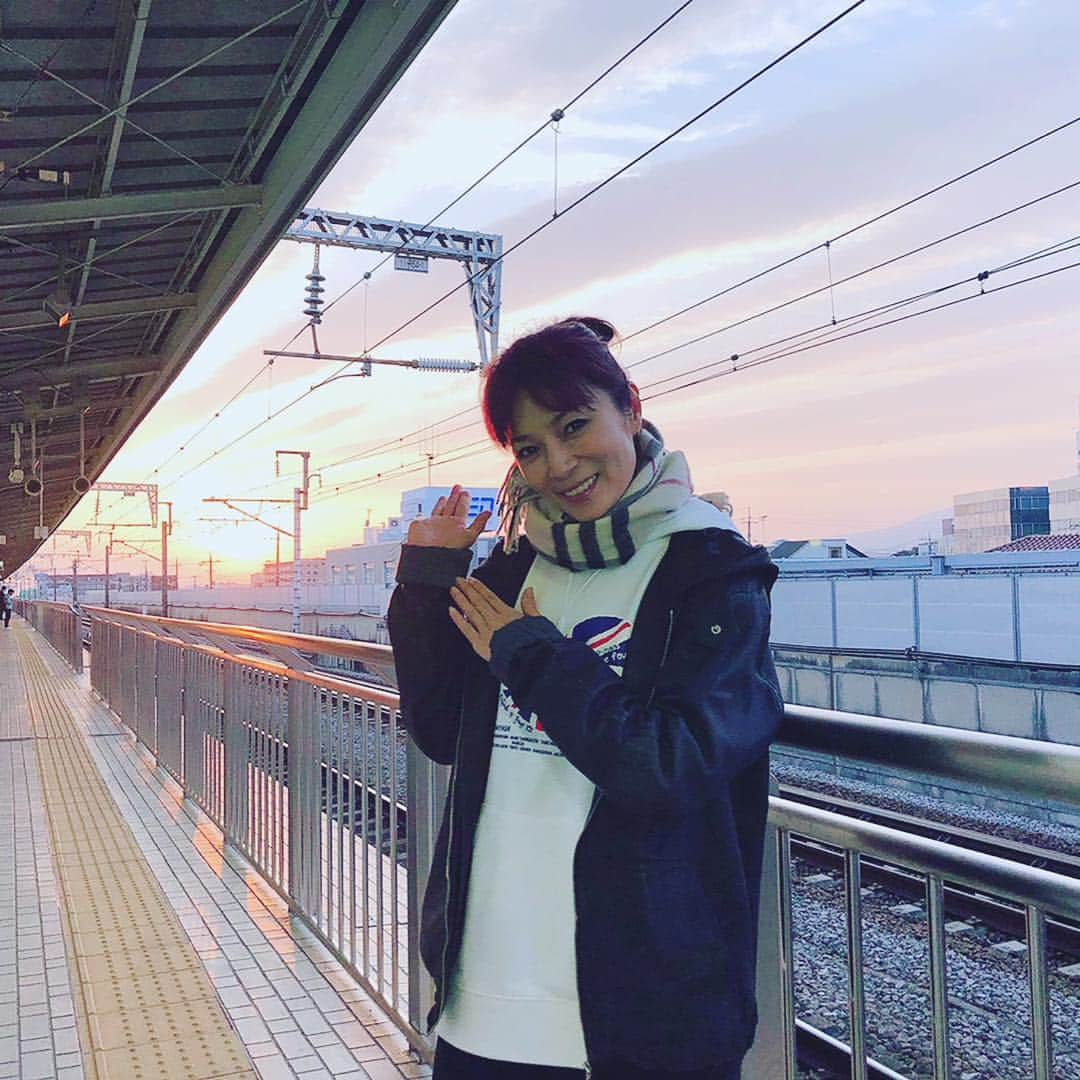 マルシアさんのインスタグラム写真 - (マルシアInstagram)「三島〜大阪へ🚄  夕日が…綺麗…  自然に感謝🌞」3月22日 17時54分 - marciaknishiye