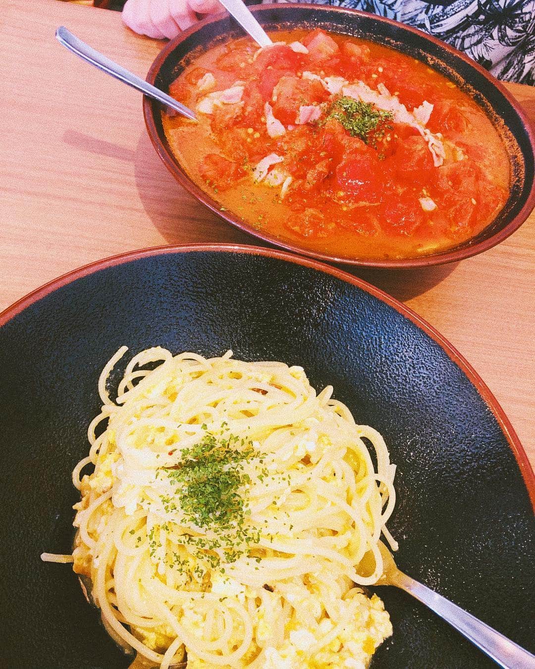 スザンヌさんのインスタグラム写真 - (スザンヌInstagram)「今日は夕方から楽しすぎて﻿ ワナワナなっちゃうような収録💘﻿ ﻿ わくわくを胸に﻿ お昼はりょーこ🤰💛としおくんと﻿ 熊本から来た妹と姪と#大濠公園 ⛲️へ😊﻿ ﻿ 息子は幼馴染の仲良しと﻿ ずーっと楽しく楽しく遊んで﻿ 最後はハグしてバイバイしてたなぁ💕そんな2人が可愛いなぁ😊﻿ 姪も仲間にいれてーが愛しかった😍﻿ ﻿ そして福岡で絶対絶対食べたくなる﻿ #らるきい 🍝💛﻿ ﻿ 今日もはちゃめちゃ美味しかった😍幸。」3月22日 17時57分 - suzanneeee1028