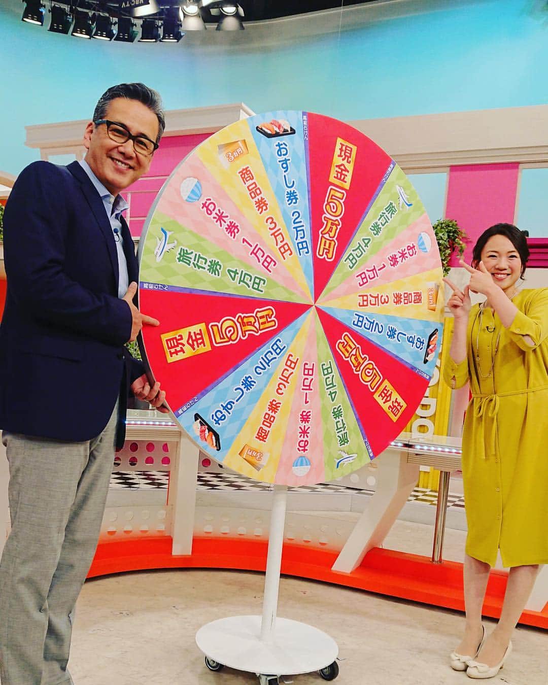 北海道放送「今日ドキッ!」さんのインスタグラム写真 - (北海道放送「今日ドキッ!」Instagram)「来週からの今日ドキッ！はどどーんと三週連続、春の大プレゼント祭り🌸🎁 来週は第一弾、「ダーツプレゼント」を開催🎯  現金五万円💰や旅行券に商品券など、何が当たるかはダーツ次第😤  赤れんがテラス前にお集まりいただいた方の中から 抽選で当たった１名と、 さらにダブルチャンスとしてテレビをご覧の方、 １名にも同じものが当たります👍👏 3月25日(月)～５日(金)まで 午後３時15分までに赤れんがテラス前に お集まりください🙇‍♂️😊 （参加資格は20歳以上の女性となります）  またダブルチャンスの応募番号は 午後４時頃発表します、 是非、こちらにもご参加ください！ #今日ドキッ！ #hbc #ダーツ #プレゼント #グッチー #金城 #アナウンサー」3月22日 17時57分 - hbc_kyodoki