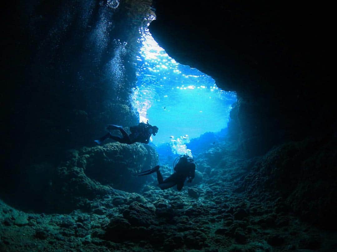 asoview! さんのインスタグラム写真 - (asoview! Instagram)「太陽の光と海の青が織りなす奇跡の場所「青の洞窟」。あたり一面がブルーの光に包まれる神秘的な世界でダイビングを体験してみませんか？サンゴや熱帯魚も豊富で、沖縄の海をさらに満喫できますよ。⁣⠀ .⁣⠀ 熱帯魚への餌付けも楽しみの一つ。カラフルな魚たちが一気に寄ってきて、間近で触れ合えます。スタッフが素敵な写真をたくさん撮ってくれるので、最高の想い出になること間違いなしです。⁣⠀ .⁣⠀ ツアーは完全貸切制！沖縄のキレイな海をひとり占めできちゃいます。インストラクターがマスクの付け方から丁寧に教えてくれるので、シュノーケリングが初めての方も安心です。⁣⠀ ≕≔≕≔≕≔≕≔≕≔≕≔≕≔≕≔≕≔≕≔⁣⠀ 🌏Location @青の洞窟⁣⠀ 🏃Organizer is diving&workshop IHANASHI⁣⠀ 📷Picture by @okinawa_ihanashi⁣⠀ ≕≔≕≔≕≔≕≔≕≔≕≔≕≔≕≔≕≔≕≔⁣⠀ .⁣⠀ 🌸アソビュー春キャン開催中🌸⁣⠀ フォロー&コメントしてくれた方の中から抽選で⁣⠀ 全国のアクティビティや体験で使える「アソビューギフト」1万円分が当たります！⁣⠀ 詳細は @asoview プロフィール欄のリンクよりご確認ください。⁣⠀ .⁣⠀ 🏄全国1万9千件以上の遊び紹介中⛺⁣⠀ @asoview⁣⠀ .⁣⠀ あなたの体験の思い出を#アソビュー のハッシュタグをつけて教えてください♪⁣⠀ ステキな投稿はasoview!や @asoviewでご紹介させていただきます❤⁣⠀ .⁣⠀ #本日のアソビ は⁣⠀ https://www.asoview.com/item/activity/pln3000025627⁣⠀」3月22日 17時59分 - asoview