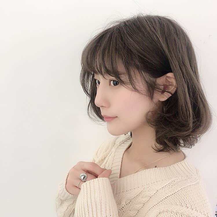 蒼川愛さんのインスタグラム写真 - (蒼川愛Instagram)「髪の毛に栄養与えるトリートメントやってもらったので毛先まで絶好調👼🏻♡ 久しぶりに内巻きボブしてもらったら幼くてびっくりした〜〜アレンジでこんなに印象変わるのね、、！！ . @eclat_yusuketokita  ありがとうございます🌷 . . 最近毎日付けてるリングは @amijed_official ♥︎♥︎ ハイパーかわいい🥰🥰」3月22日 18時00分 - tougarashi_suki