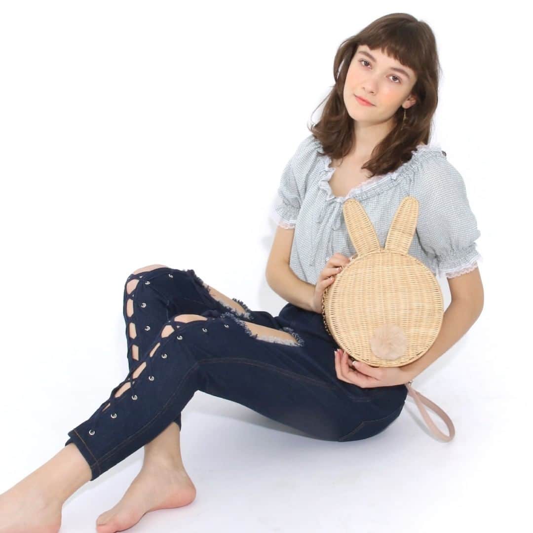 のインスタグラム：「. 【NEW】 . ラビットラウンドショルダー ￥13,800＋tax . color：light beige / black . うさぎの後ろ姿をモチーフにしたかごバッグ💓 巾着付きで中身をきちんと隠せる仕様です…✨ . . #honeysalonbyfoppish  #honeysalon #ハニーサロン #ハニサロ #ハニサロバッグ #ハニサロウェア #コーディネート #ラビット #うさぎ #ウサギ #🐰 #コットン #ブラウス #コットンブラウス #ギンガム #ギンガムチェック #デニム #かごバッグ #coordinate #cotton #blouse #gingham #rabbit #girly #denim」