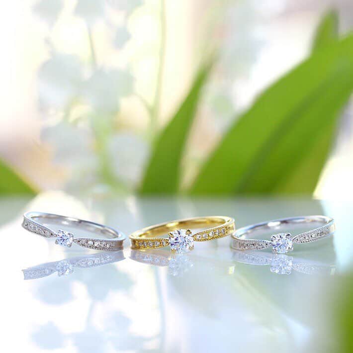 BIZOUX BRIDAL | ビズーブライダルのインスタグラム：「「再び幸せが訪れる」という 花言葉をもつ、スズランをイメージした「ミュゲ」。 . 小さく連なるメレーダイヤが、 幾度も幸せをよぶ鈴のように輝きます。 . 可憐ながらもアンティークな印象に見せてくれる いつまでも可愛らしい大人の女性にふさわしいリングです。 . . #bizoux #ビズー #bizouxbridal #ビズーブライダル #エンゲージリング #婚約指輪 #engagementring #daisyflower #フラワーリング #flowerring #ブライダル #diamondflower #プロポーズ #サプライズ #婚約 #結婚 #プレ花嫁 #花嫁 #結婚準備 #花嫁準備 #プレ花嫁さんと繋がりたい」