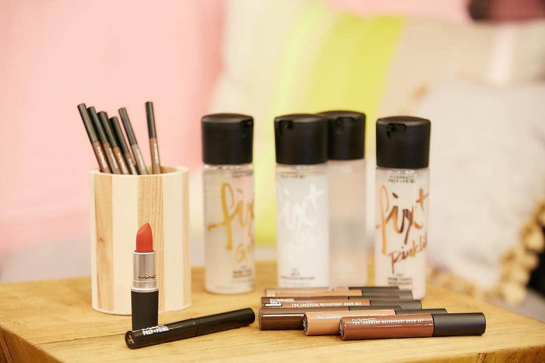M∙A∙C Cosmetics Japanのインスタグラム：「⠀ 大人気カップルYouTuber”JULIDY”のお2人が M·A·Cのシェアコスメをご紹介♡ ⠀ 使用製品 ■M∙A∙C プレップ プライム フィックス+ ⠀ (使用色：ピンクライト、マット) ■アイブロウ スタイラー　(使用色：スタッド) ■ブロウ セット　(使用色：ビガイル) ■M∙A∙C プレップ プライム リップ ■パウダー キス リップスティック デボーテッド トゥ チリ ■M･A･C クレンズ オフ オイル ⠀ 実際に製品を使ったリアルなレポート動画が配信中！ JULIDYのYouTubeアカウントからぜひチェックしてみてください！ ⠀ ⠀ ⠀ ⠀ ⠀ ⠀ #MACCosmeticsJapan #MACコスメ  #MACCosmetics  #MAC #コスメ #メイク #シェアコスメ #ユニセックス #スキンケア #アイブロウ #リップ #男性メイク #メンズメイク #メイク動画 #YouTube #Youtuber #JULIDY #JULIA #CODY」