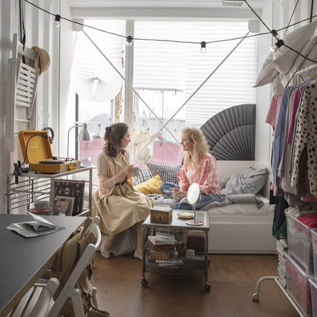 IKEA JAPANさんのインスタグラム写真 - (IKEA JAPANInstagram)「【ワンルームのアイデア】﻿ 約6畳のワンルームも、アイデア次第で快適に暮らせる空間に。﻿ 友だちを招くことが多い部屋では、様々な役割をもつフレキシブルな家具が大活躍！﻿ ﻿ このデイベッドは24時間活躍する優れもの。﻿ 友だちが泊まりにきたらダブルベッドになり、大容量の収納付きです。﻿ ﻿ 限られたスペースで活躍するのが、キャスター付きのワゴン。﻿ ベッドサイドテーブルとしても、コーヒーテーブルとしても使えます。﻿ ﻿ アイデアの詳細は、ハイライト「Catalogue」からチェック！﻿ ﻿ #イケア #IKEA #ikeajapan #IKEAカタログ2019 #ワンルーム #一人暮らし #イケアと新生活 #それゆけ新生活 #くつろぎの冒険 #イケアアイデア_スモールスペース」3月22日 18時02分 - ikeajapan