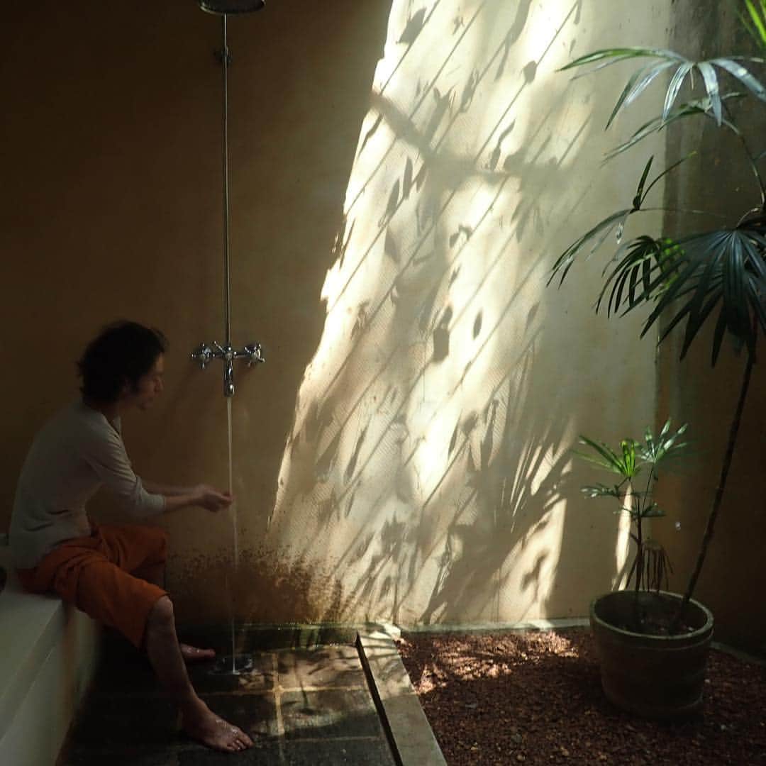 高木正勝のインスタグラム：「Beautiful light into Bawa’s architecture in Sri Lanka.」