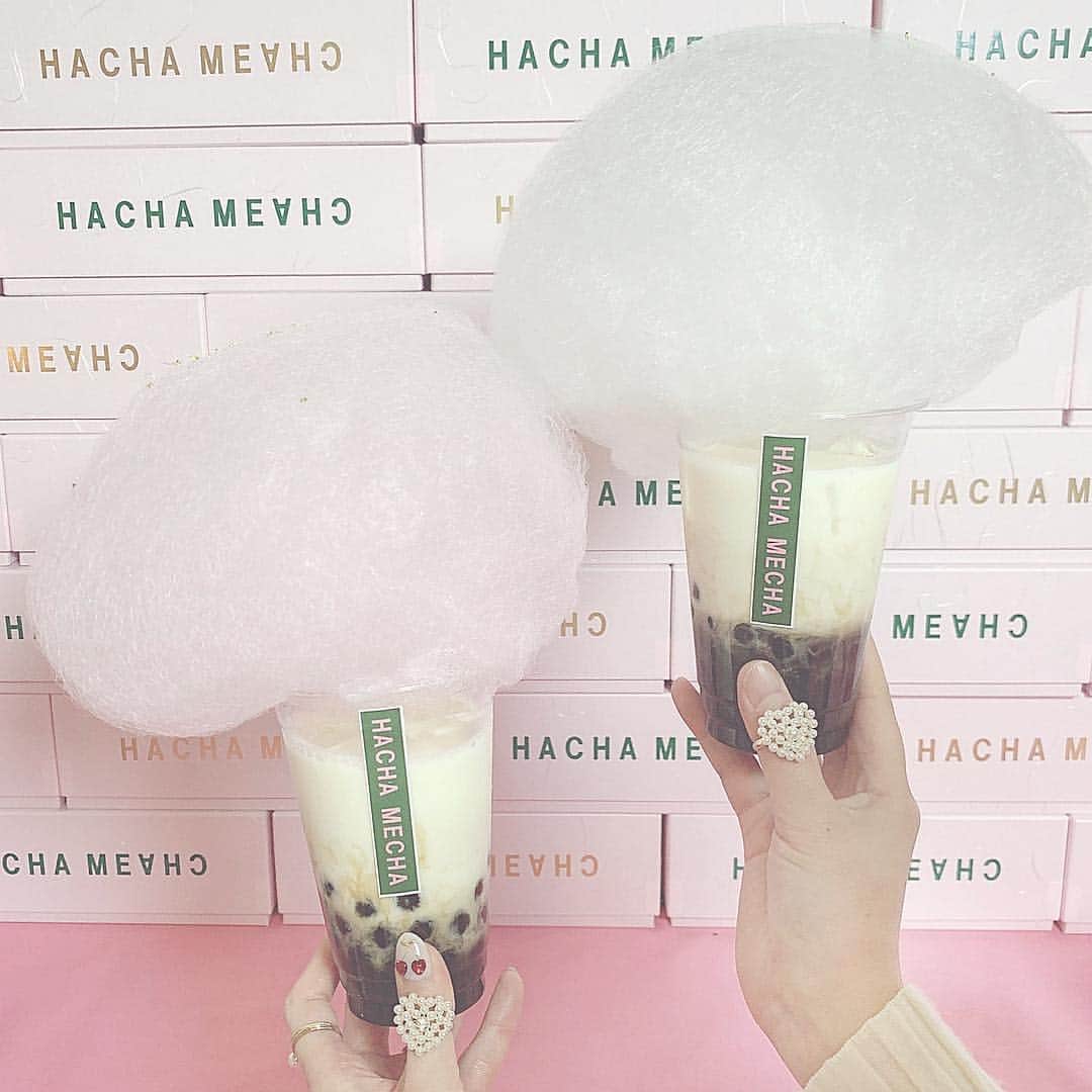 のインスタグラム：「𓁉たぴ活⠀ ⠀ 明日3/23オープンの新しいタピオカ屋さん @hachamecha_official へ一足お先に..❤︎⠀ ⠀ 私は黒糖ミルクのタピオカにしました！ この味大好き〜！ しかもわたあめ乗ってて可愛すぎ🥺⠀ 素材も沖縄産のさとうきび100%使ってたり 体に優しいくて素敵𓂃𓂂𓏸 他に抹茶、ほうじ茶、きな粉ミルクもあったよ🥛 TRUNKHOTELの近くにあるよ❤︎:)⠀ ⠀ #ハチャメ茶#タピオカ#도쿄여행#도쿄카페」