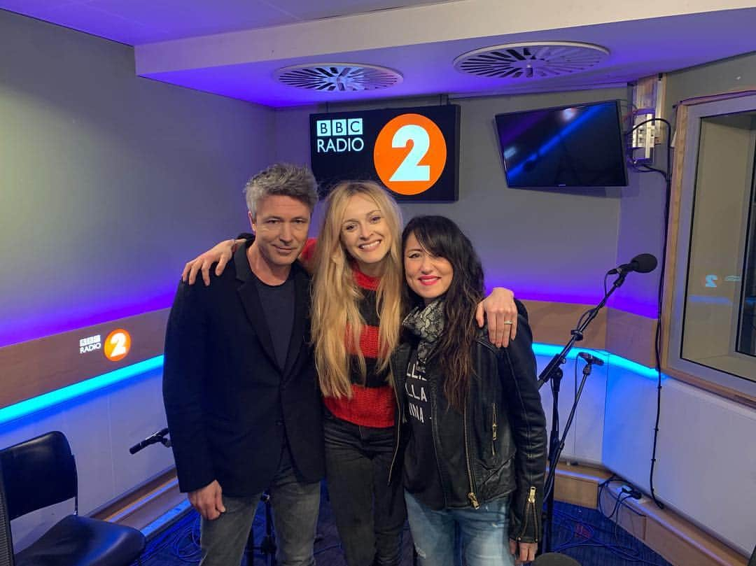 ファーン・コットンさんのインスタグラム写真 - (ファーン・コットンInstagram)「Total chaos on friends round Friday today on @bbcradio2 and I loved every minute. Amazing live music from @kttunstall and lovely chat with the true gent that is Aidan Gillen 👌🏼」3月22日 18時07分 - fearnecotton