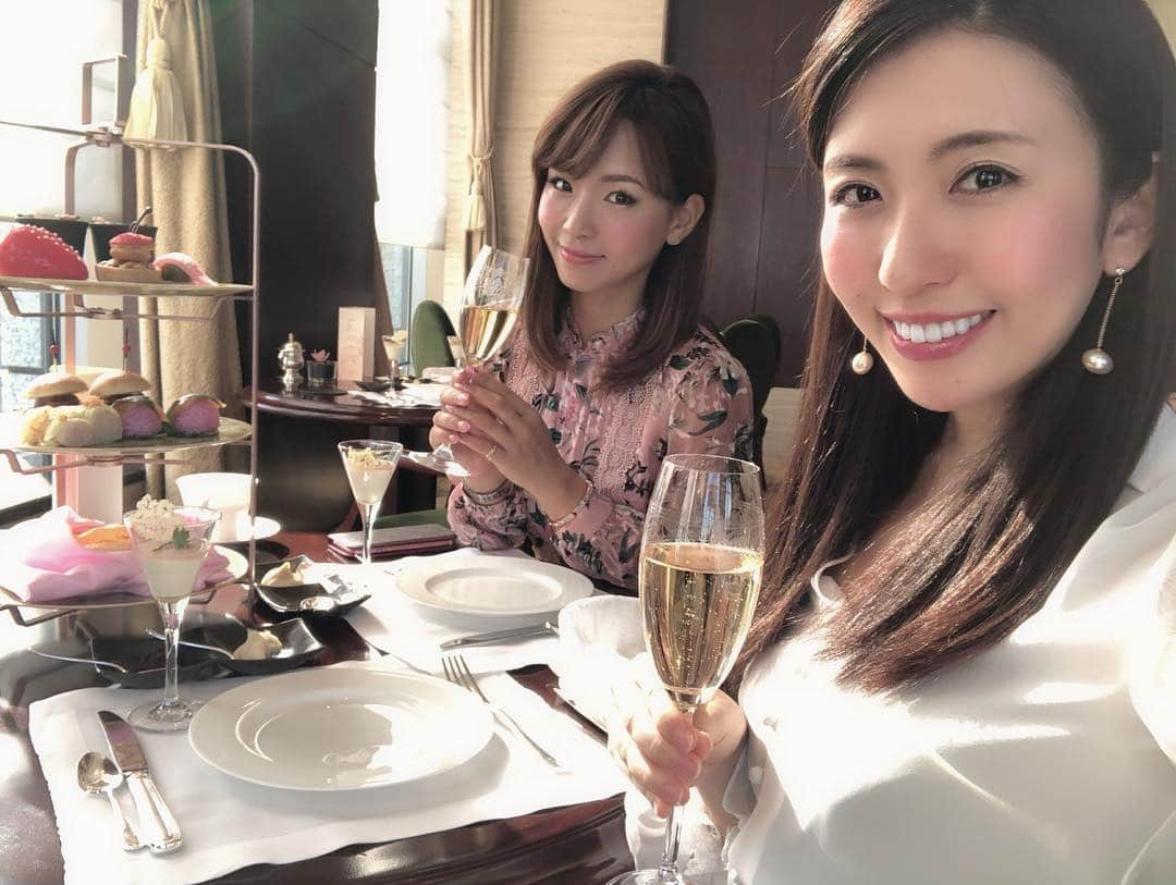 mimiさんのインスタグラム写真 - (mimiInstagram)「スイーツ食べながら飲む 一杯のシャンパンが一番美味しい☺️❤️ （二杯目はいらない） ・ #シャングリラホテル東京  #シャングリラホテルアフタヌーンティー  #ロビーラウンジ #桜アフターヌーンティー  #KITAYA六人衆とのコラボレーション #KITAYA六人衆 #アフターヌーンティー  #甘党女子 #スイーツ好き #ホテルラウンジ #至福の時間 #女子力 #東京 #女子な時間 #可愛いものが好き #シャンパンとスイーツ #afternoontea #shangrilahoteltokyo #lobbylounge #sakura #afternoonteatime #mimiのオフ #mimiアフタヌーン」3月22日 18時08分 - chan.mi3