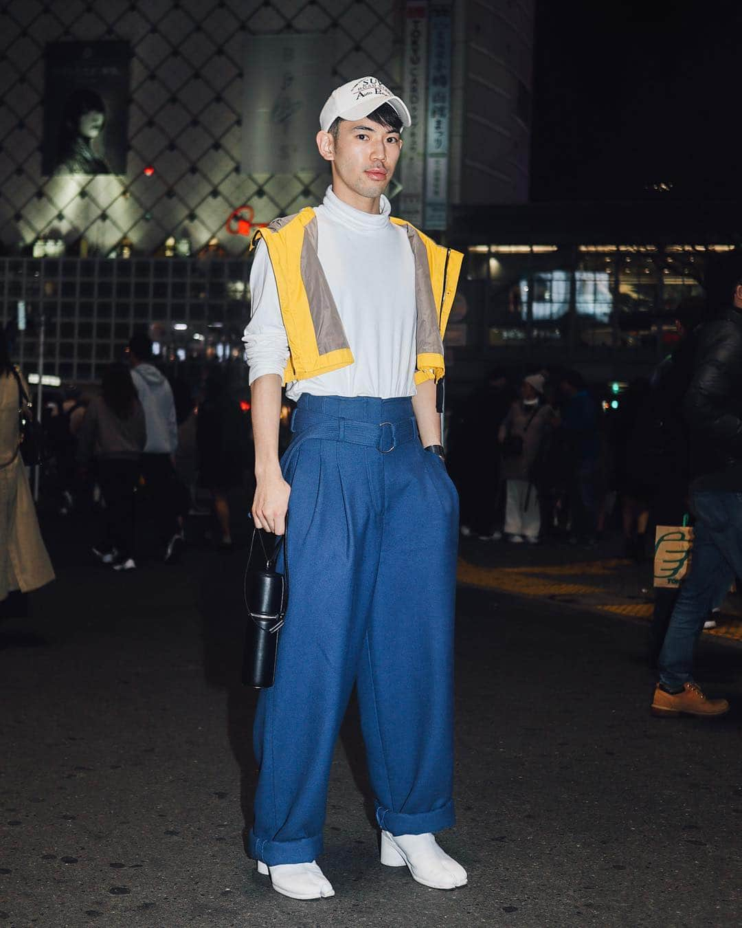 Fashionsnap.comさんのインスタグラム写真 - (Fashionsnap.comInstagram)「【東コレ19年秋冬】東京のファッションウィークでFASHIONSNAP.COMのスナップハンターが撮影したストリートスナップを毎日更新中。4日目となる3月21日は、「コーシェ（KOCHÉ）」や「アクオド バイ チャヌ（ACUOD by CHANU）」などのショー来場客をスナップ。前日に続き春の暖かさを感じる日で、アウターはショート丈のジャケットを選ぶ人が多かったです。  #AmazonFWT #東コレ19年秋冬」3月22日 18時09分 - fashionsnapcom