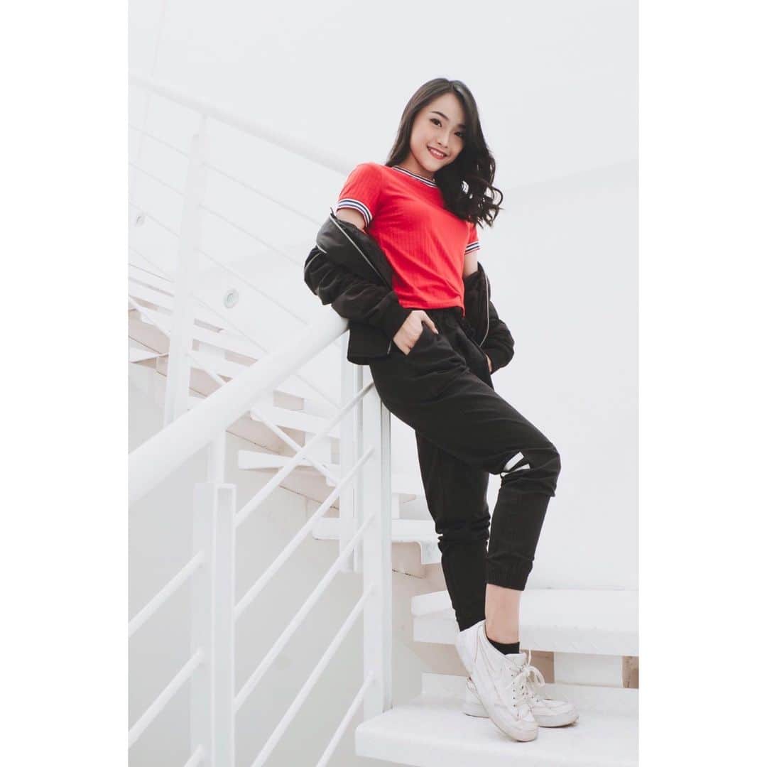 ロナ・アングラエニのインスタグラム：「Daily look🖤❤️」