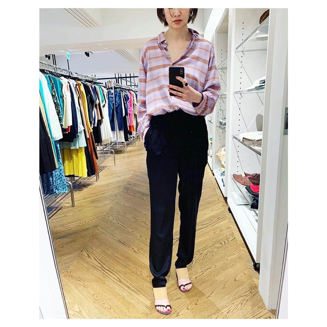 二ノ宮和佳子のインスタグラム：「春ですね サンダルが気持ちいい 新しい靴が履けて嬉しいな♡  #aewenmatoph #driesvannoten」