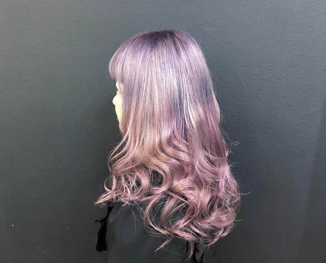 salon PRATiNO(サロンプラチノ)のインスタグラム：「🌸🌸🌸 もう春はすぐそこ✌️な、 ラブリーラベンダー＆桜ピンクグラデ❤️ 今月はピンク系やパープル系がとても人気です✨ まだ肌寒い日は続きますが ヘアは春モードに変身してみてはいかがでしょうか？😉 #ラベンダー #桜ピンク #パステル . . 【CLAVIS PRATINO】 ◇月曜日～土曜日 11:00～20:00 ◇日曜日 11:00～18:00 ※時間外はお問い合わせください。 愛知県名古屋市中区錦3-4-19石垣ビル７Ｆ ☎︎052-962-7017 . . . #hairstyle #hair #cornrow #clavispratino #pratino #hairsalon #FIBREPLEX #nagoya #haircolor #love #派手髪 #外国人風カラー #バレイヤージュ #グラデーション #コーンロウ #ブレイズ #特殊ヘア #ブラックヘア #美容室 #ヘアサロン #ヘアスタイル #ヘアカラー #クラビスプラチノ #名古屋 #栄 #錦」