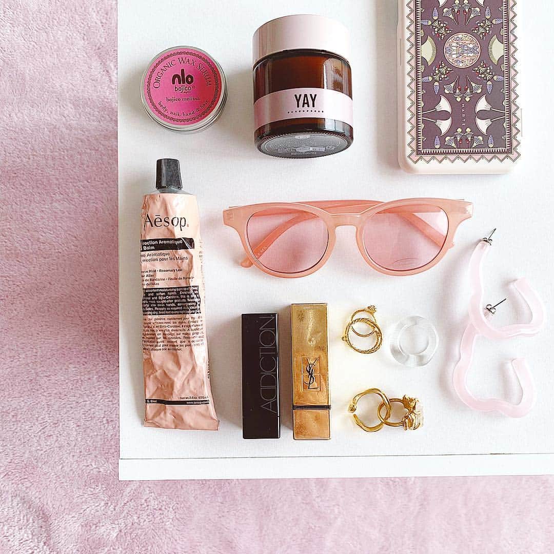 のインスタグラム：「﻿ ﻿ 最近の必需品👛﻿ ﻿ #YAY のクリームと #bojico のワックスは﻿ ヘアにもハンドにも使えるもの。﻿ アロマの香りが好みで愛用中🧴﻿ ﻿ MARTEのiPhoneCaseは迷いに迷って﻿ このカラーにしたよ📱﻿ ﻿ YURIKAさんのアクセは﻿ お気に入りすぎるやつ~🥺🧬﻿ ﻿ #カバンの中身﻿ ﻿」
