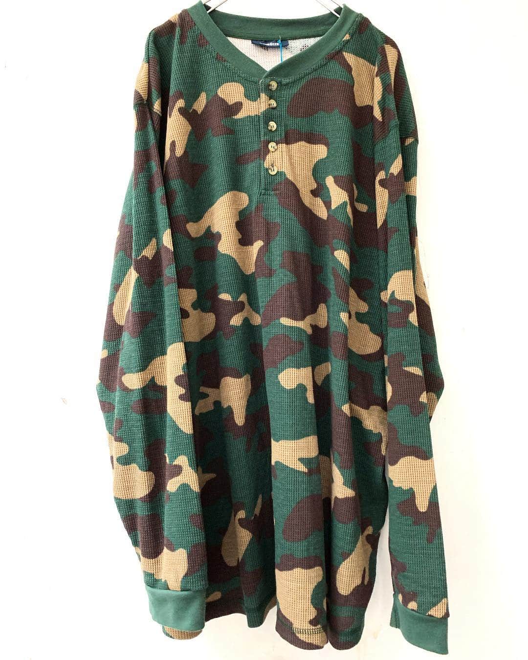 のインスタグラム：「JAMMRU 入荷オープンは3/23です！ 3/23 NEW ARRIVAL!! camouflage big size thermal .  商品のお問い合わせは3/25月曜日以降お電話で承ります。 . #お問い合わせはお電話で承ります #jammru #osaka  #fashion  #streetstyle  #streetfashion  #vtg  #vintage  #used  #usedclothing  #古着 #古着屋 #ファッション #70s #80s #90s #camouflage」