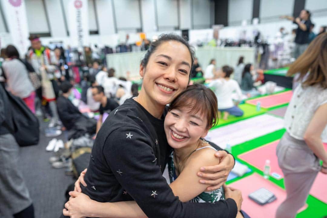 西畑亜美さんのインスタグラム写真 - (西畑亜美Instagram)「@yasuchin190  #やすちんの写真  やすちんから素敵な写真が届きました📸˚✧₊⁎ @_julier_  ジュリエのヨガウェアが綺麗に写ってて嬉しいな。 私が着用している TOPSは人気でカラーによっては @yogajapan.jp でも売り切れてしまったみたいです☺️ 「julierどこで買えますか？」って良く聞かれますが、 @b_connect_store の店舗に行けばフィッティングも出来ますし💕  @_julier_  オンラインストアからの購入出来ますょ☺️ 是非チェックしてみてくださいね✨ 写真ラスト一枚は、大好きな @nobtaro のぶさんと😂💕 #ビーコネクト #ヨガジャパン2019#ヨガジャパン#yogajapan#ジュリエ#julier#ヨガウェア#yogawear#150cm#150cmコーデ#チビコーデ#yoga#yogaevent#ヨガ#ヨガイベント#yogini#ヨガ講師#yogainstructor #yogastagram#yogaphoto#六本木#ベルサール六本木」3月22日 18時19分 - amii0106