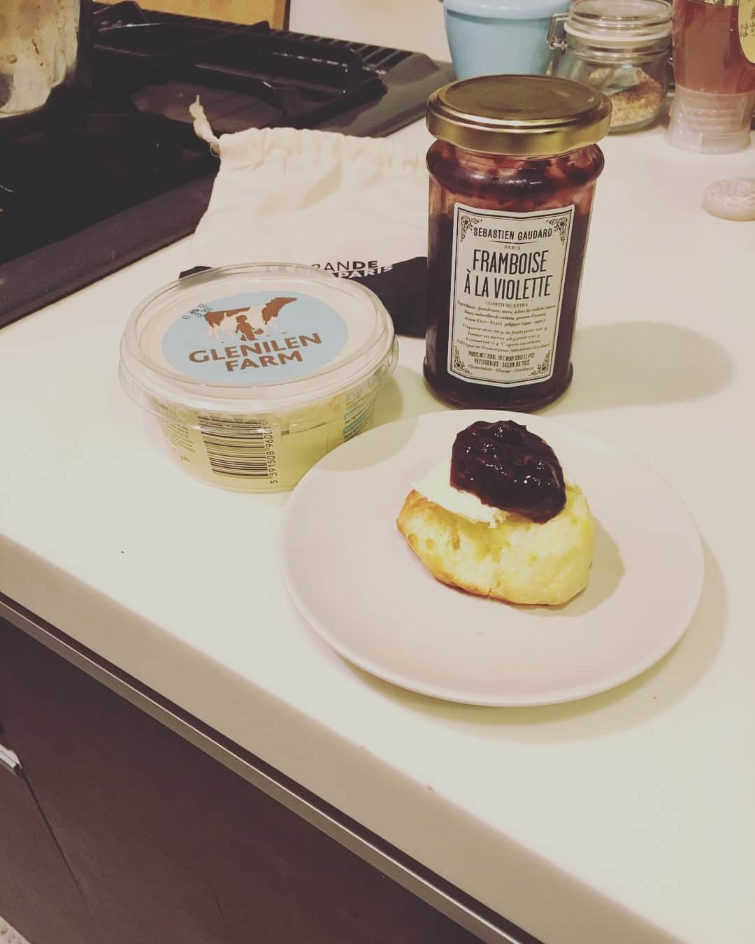 のインスタグラム：「彼のおはようコールでやっと目を覚ますという、フランス時間で生きている私の身体は、ある意味ブレてないぜ(*✧×✧*) ←馬鹿者め、そんなことを言っている場合ではない。  パリから帰る直前に会った友達が、ロンドン帰りだったので、本場イギリスのクロテッドクリームを戴きました。セバゴダのフランボワーズとスミレのコンフィチュールと共に😍 冷凍庫のすみっこで眠っていたストック・スコーンを解凍焼きして。  今夜からまた寒さが戻ってくるようですね。空の向こうに雲が張り出してきている。今夜は、1ヶ月以上ぶりの三猫オンリー静かな時間。😽 #猫沢銘品àparis」