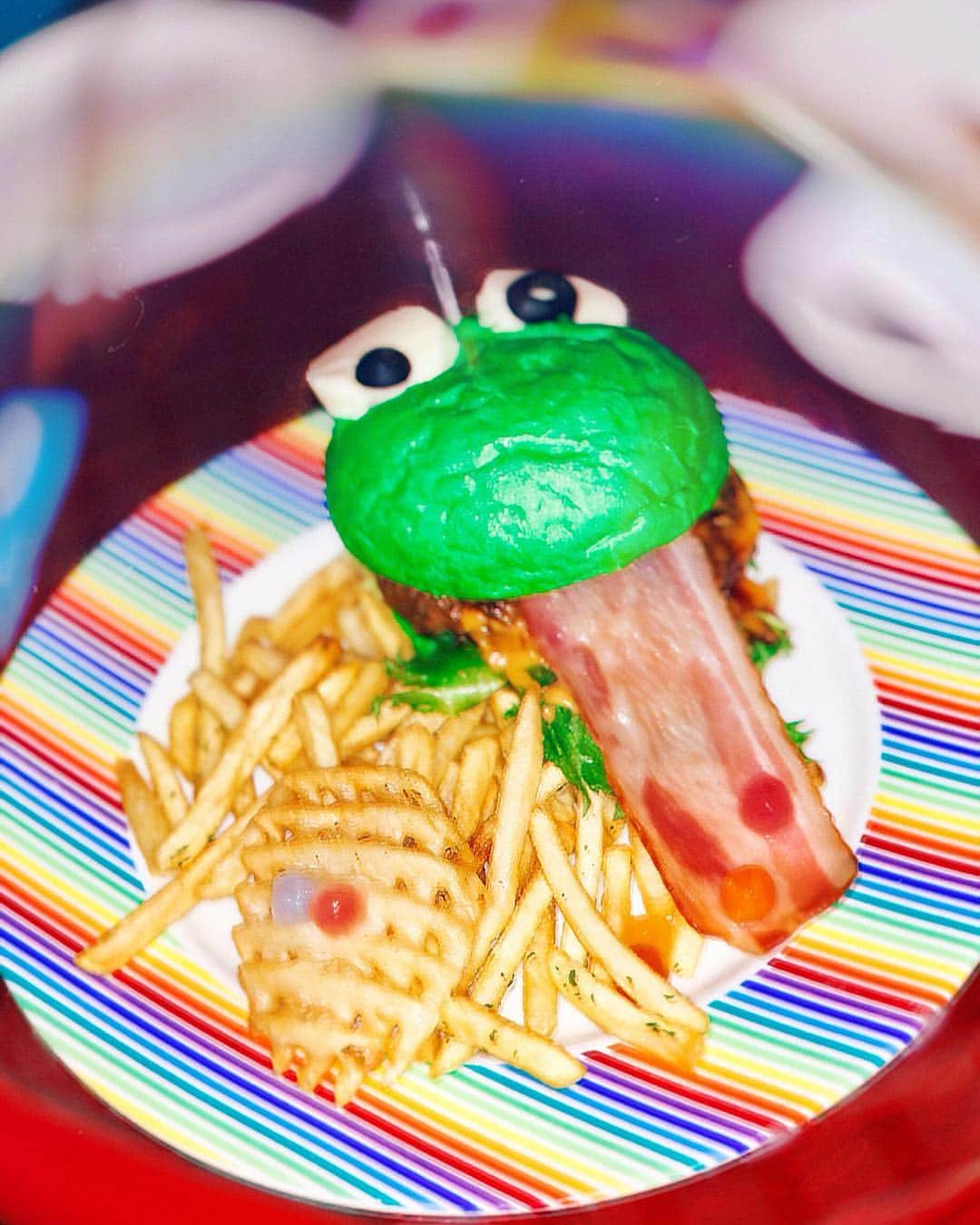 のインスタグラム：「🐸🍔🌈 Reunited with my lovely Taiwanese friend 3 years later...💕@_alisontang_  #welcome #japan #tokyo #shibuya  #love #mygirls #bffs #taiwanesegirl #japanesegirl #asiangirl #🇹🇼 #🇯🇵 #kawaiimonstercafe #harajuku #frog #burger #hamburger #burgers  #kogenatsu #焦げNATSU #こげなつ」