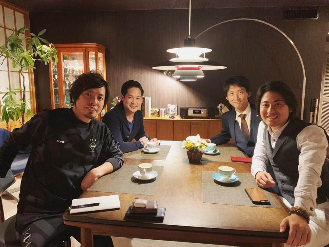 のインスタグラム：「【地球や宇宙が良くなる為に、面白い生き方・生き様をしている人たちを繋げる場の創造をする】 . これだけで . 世界は変えられる！！ . #ryomatokyoflowers #ryomaflowers #本物のバラ #枯れないバラ #バラ #フラワーピン #ラペルピン #ブローチ #フラワーファッションブランド #オーダーメイドスーツ #RYOMATOKYO #経営者の着こなし」