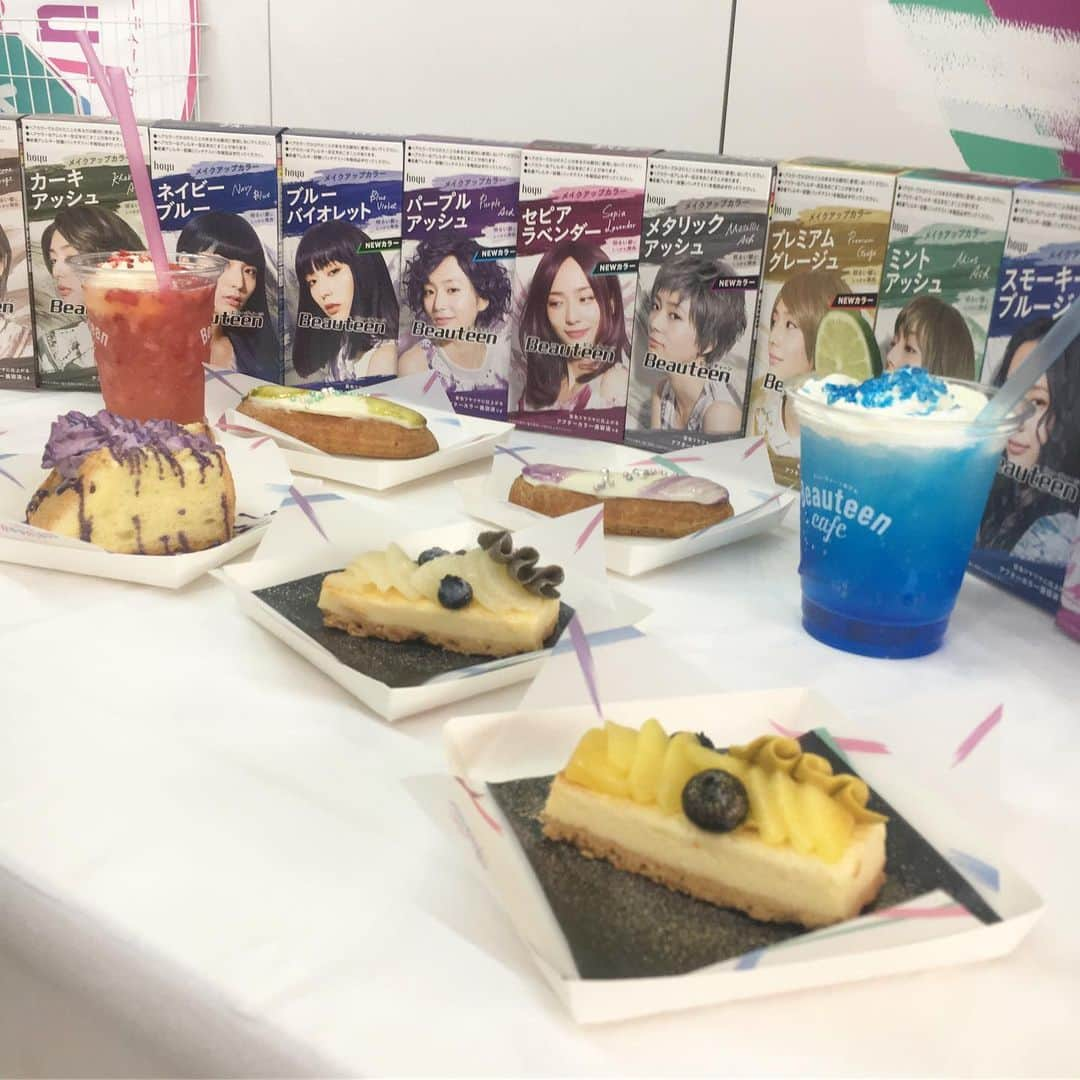 JELLY編集部さんのインスタグラム写真 - (JELLY編集部Instagram)「みんな、#beauteencafe にはもう行った？﻿ 人気ヘラカラーブランド#beauteen のポップアップショップが竹下通りで、3月21日(木)〜26日(火)の期間限定オープン中だよ🥰﻿ ﻿ 店頭には、インスタグラムで大人気のインフルエンサーがカフェ店員として立っているよ❤︎﻿ 憧れのあの子に、直接会えちゃうチャンス…🥺🥺🥺！﻿ ﻿ スイーツとドリンクのメニューは、Beauteenの12色のヘアカラーをイメージして作っているよ✨✨✨﻿ 店内は、どこに立ってもかわいい映え仕様😍❤️﻿ バスルームをイメージしてるんだって🛁﻿ ﻿ ﻿ #竹下通り #ビューティーン #ビューティーンカフェ #jelly #jelly編集部」3月22日 18時27分 - jelly_stagram