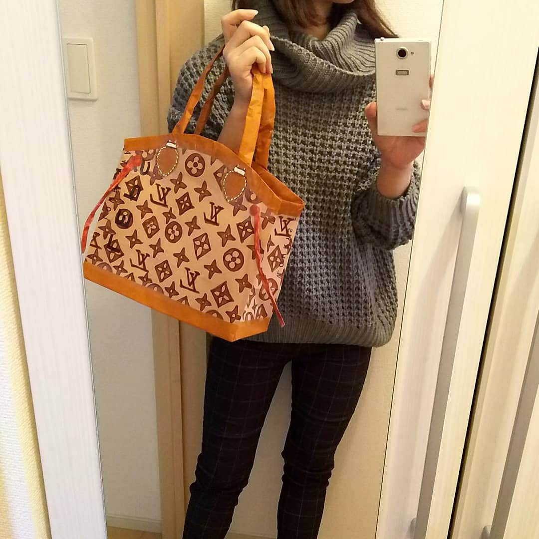 sweet_strawberryさんのインスタグラム写真 - (sweet_strawberryInstagram)「👜今日は【LOUIS VUITTON】の気分～🎵 すげぇ、カッコつけてみた ……え？…はぁ？🗿🗿 #かっこつけ#イキリ#なんとなく#ポーズ #紙袋#ペーパーバッグ#袋#工作#製作#作品#てづくり#クラフト#ペーパークラフト #なりきり#モノグラム#ルイヴィトン#ヴィトン風#アウトレット#パロディ#なんか違う」3月22日 18時28分 - sweet_strawberry