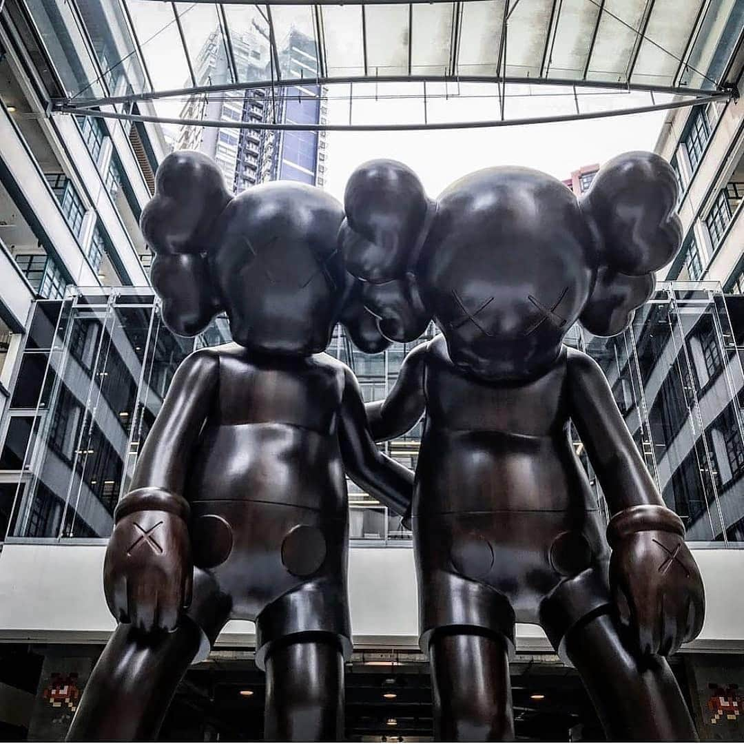 KAWSONEさんのインスタグラム写真 - (KAWSONEInstagram)「If you’re in HK and interested in attending my exhibition with @hocafoundation the ticket information is below! Admission is FREE! #Repost @hocafoundation ・・・ We are counting the days until KAWS: ALONG THE WAY Exhibition opens at PMQ. Plan your visit of the exhibition by clicking the link in our bio. - -  Exhibition details: Date: 25 March – 14 April 2019 Opening Hours: Monday – Sunday 11am – 8pm Address: PMQ, 35 Aberdeen Street, Central, Hong Kong Admission: Free Admission - - #hocafoundation #alongthewayhk #kaws - - - -  我們開始倒數迎接展覽KAWS:ALONG THE WAY在PMQ的開幕。一些最受我們喜歡的KAWS作品剛剛到來!請點擊我們的個人簡介中的鏈接，計劃您的參觀展覽。 - 展覽資訊：  KAWS: ALONG THE WAY  2019年3月25日-4月14日 地址：香港中環鴨巴甸街 35 號 PMQ 元創方智方  展覽時間：上午11時至晚上8時 費用：免費入場  #hocafoundation #alongthewayhk #kaws  Photo credit @easttouchhk」3月22日 18時28分 - kaws