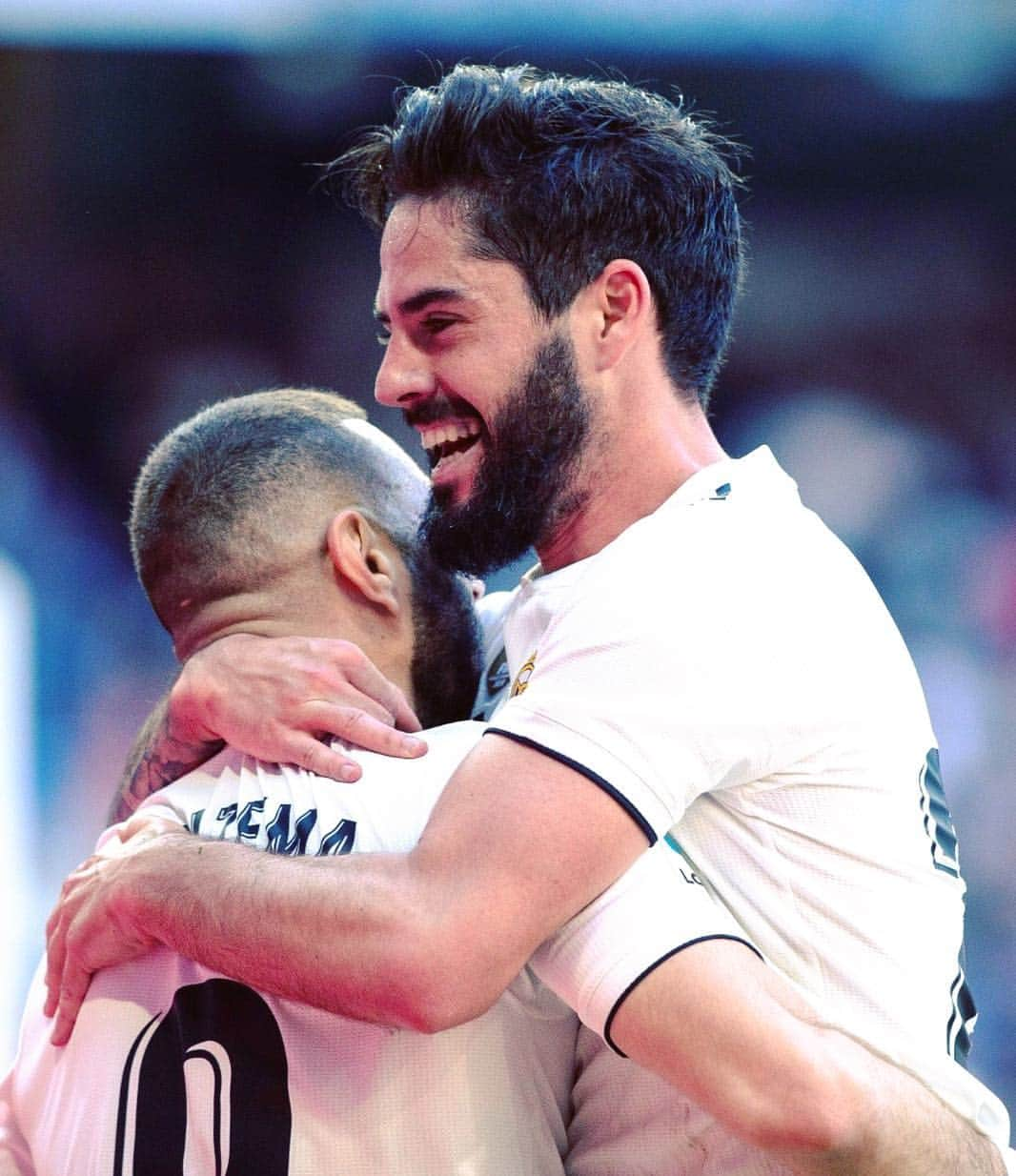 LFPさんのインスタグラム写真 - (LFPInstagram)「It's Fri...YAY! 🔥 • #LaLiga #LaLigaSantander #RealMadrid #Isco #Benzema #Football #FridayFeeling」3月22日 18時28分 - laliga