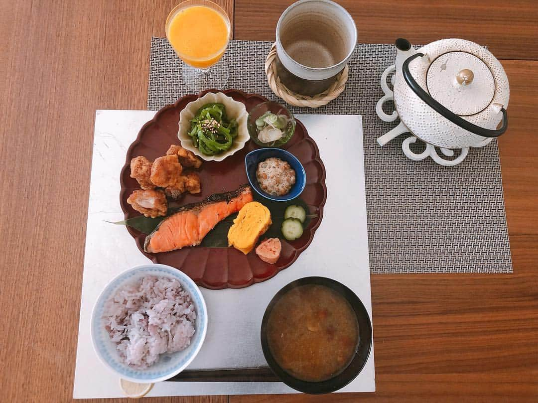 英玲奈さんのインスタグラム写真 - (英玲奈Instagram)「#今日の朝ご飯 #夫の朝ご飯 #黒米いりご飯 #なめこの味噌汁 #鮭 #卵焼き #明太子 #自家製胡瓜の糠漬け  #納豆 #ピーマンナムル #そら豆と茗荷の和え物 #夫が食べると言うので昨夜の唐揚げ #ワイルドシーベリージュース #玄米焙じ茶 #おうちごはん  #からだにやさしいごはん  #からだにいいこと  #夫の健康守りたい #10年後の健康の為に #ていねいな暮らし  #季節を感じる暮らし」3月22日 18時40分 - erena_erenyan