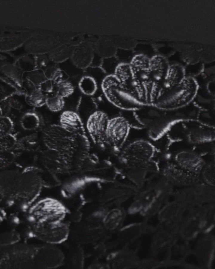 のインスタグラム：「Skillful hands bringing #ScervinoCoutureAPorter to the next level! . . #ScervinoSS19 #ErmannoScervino #handmade #madeinitaly #couture #blackjacket #springsummer  #sscollection #ss19 #madeinflorence」