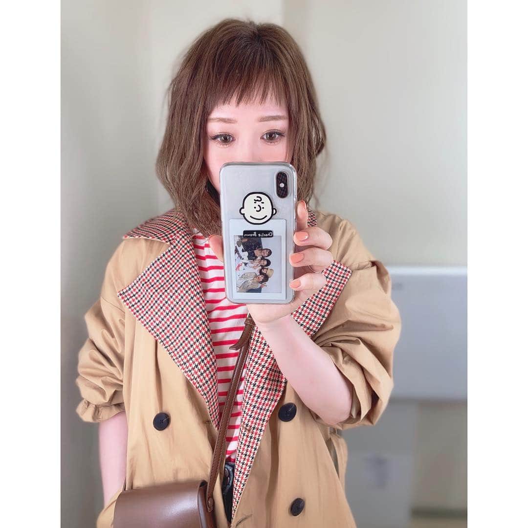 k i ｒa r a のインスタグラム：「𓈉 オン眉 復活👶🏻 . . 新しいiPhoneケースは 大好きなチャーリーブラウン♥ ーーーーーーーーーーーーーーーーーー－－ーーーーーーーーー #ライカ#カメラ#写真#チェキ#photo #チャーリーブラウン#iPhoneケース #トレンチコート#onniii#韓国#ボーダー #セレクトショップ#ファッション#鹿児島 #bag#バッグ#dholic#プチプラ#メイク #コスメ#カラコン#オン眉#前髪#美容室 #ヘアカラー#かわいい#美容#beauty」