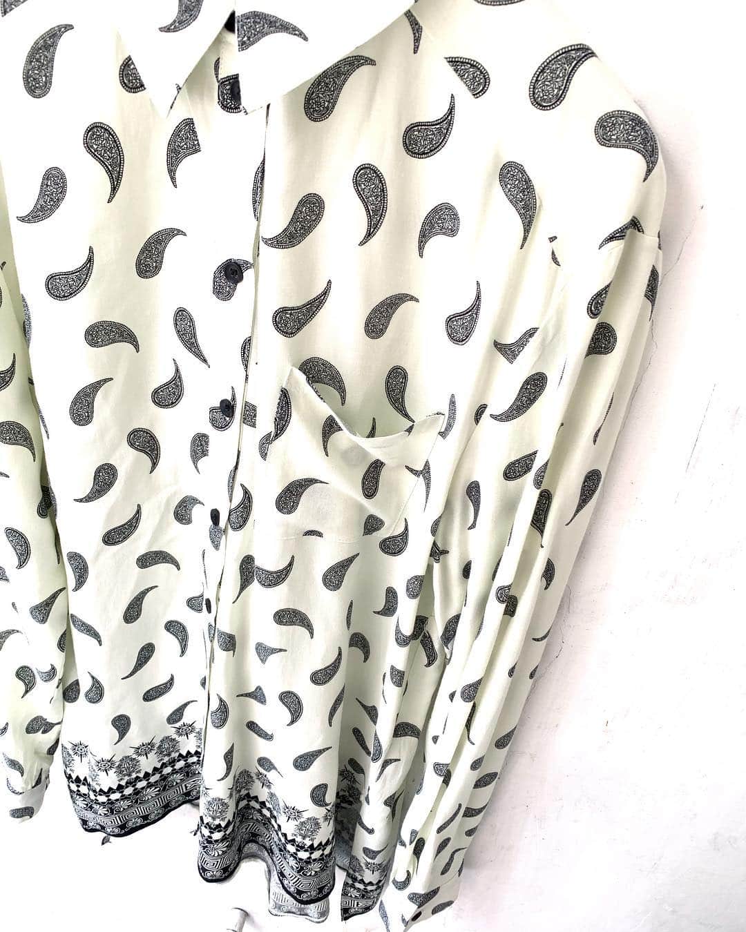 のインスタグラム：「JAMMRU 入荷オープンは3/23です！ 3/23 NEW ARRIVAL!! ペイズリー rayon shirt .  商品のお問い合わせは3/25月曜日以降お電話で承ります。 . #お問い合わせはお電話で承ります #jammru #osaka  #fashion  #streetstyle  #streetfashion  #vtg  #vintage  #used  #usedclothing  #古着 #古着屋 #ファッション #70s #80s #90s」