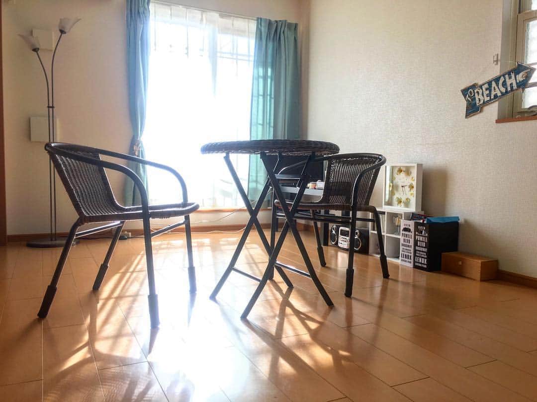 のインスタグラム：「以前暮らしていたお部屋。日当たり良好☀️ #interiordesign  #interior #myroom #hawaiian #hawaiianinterior #room #sunshine #window #table #chair #tableandchair #standlight #curtain  #myfavorite #living #livingroom #インテリア #部屋 #ハワイアンインテリア #テーブルセット #光 #反射 #海を感じるインテリア #リビング #窓 #一人暮らし #tobeach」