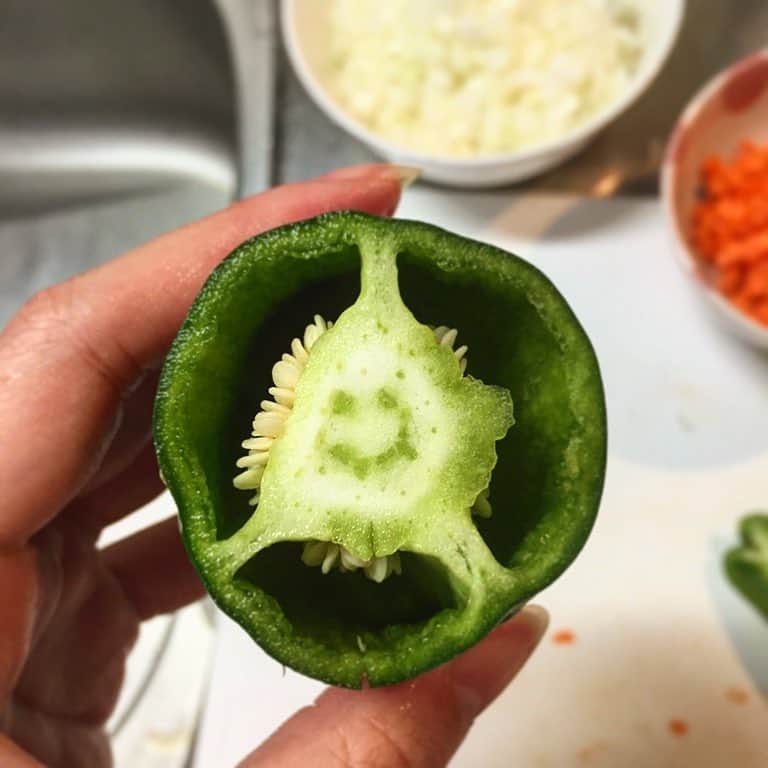 南條早紀のインスタグラム：「にこにこピーマン☺︎ . 写真整理したら出てきた！ 断面がニコちゃんマークのピーマン✨✨ . かわいい😊❤️ . 新年度に向けて、 なにかとぱたぱた慌しかったり、 余裕を失ったりしがちですが！⚠️ . 毎日にこにこ過ごしたいものです☺︎💘 . . #にこにこ #ピーマン #顔野菜 #ニコニコ #ぴーまん #切り口 #断面 #笑顔 #やさいのかお #おもしろ野菜 #元気でる #癒し #ちなみに #このピーマン#オムライス に #変身 #美味しくいただきました #最近 #無限ピーマン #どハマり #また出会いたい #顔ピーマン #おもしろ画像」