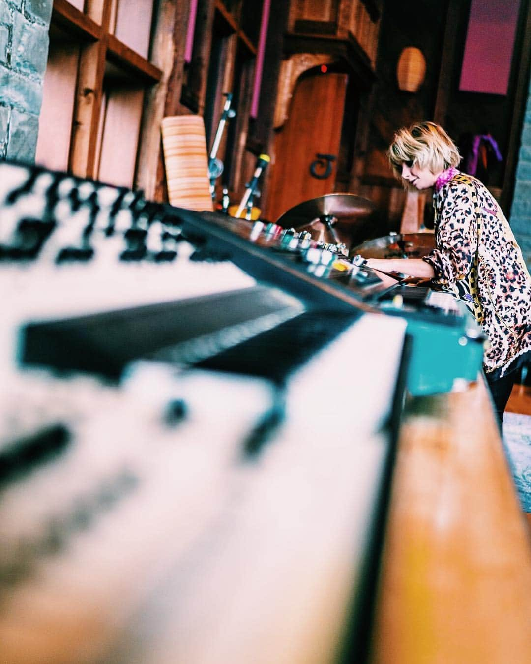 リトル・ブーツさんのインスタグラム写真 - (リトル・ブーツInstagram)「New music coming really very soon... in the mean time here’s a photo of me with loads of vintage synths I don’t own in a studio that isn’t mine 🙃 📸 @aitch_higginson . . . #studio #studioporn #synthporn #synthesizers #synths #studiosetup #musicstudio #allairestudio #synthgirl #musicproduction #newmusic #femaleproducers #newmusicfriday」3月22日 18時46分 - littlebootsmusic