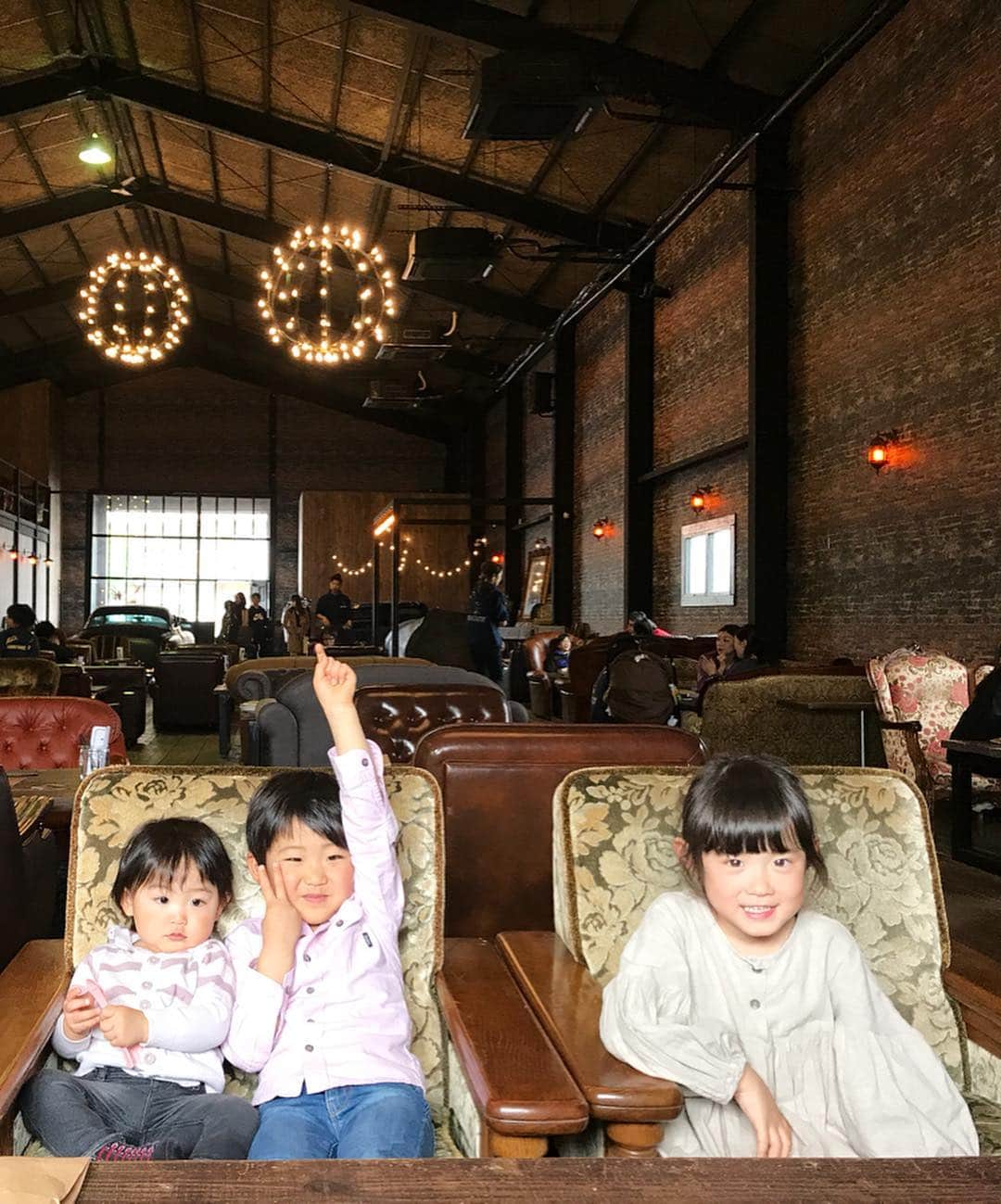 *yoko*さんのインスタグラム写真 - (*yoko*Instagram)「* ◇2019.3.22 fri. ・ 昨日は久々に @lalalapiro とデート♡ 行ってみたいと思ってた巨大倉庫 @thehideawayfactory_boss へ☕️ 滋賀にこんなオシャレな隠れ家カフェがあるなんて...✨ また行こっと♡ ・ ほんで心乃は歩き出したルカにべったり&私がルカを抱っこするとヤキモチで忙しそうやったわ😂 そのままヒロの家に移動して夜ご飯もご馳走になって大満足♡ で、帰ってきたら心乃まさかの38度のお熱やってんけど朝起きたら平熱。 強い😂 ・ @professionalslendermake_083  暑い日でも通気性がいいから履き心地いい♡ ・ #5歳#5歳3ヶ月#幼馴染#デート#カフェ#隠れ家」3月22日 18時56分 - yococono