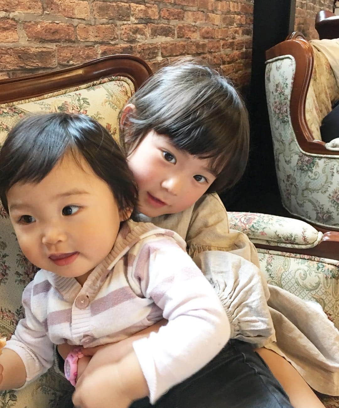 *yoko*さんのインスタグラム写真 - (*yoko*Instagram)「* ◇2019.3.22 fri. ・ 昨日は久々に @lalalapiro とデート♡ 行ってみたいと思ってた巨大倉庫 @thehideawayfactory_boss へ☕️ 滋賀にこんなオシャレな隠れ家カフェがあるなんて...✨ また行こっと♡ ・ ほんで心乃は歩き出したルカにべったり&私がルカを抱っこするとヤキモチで忙しそうやったわ😂 そのままヒロの家に移動して夜ご飯もご馳走になって大満足♡ で、帰ってきたら心乃まさかの38度のお熱やってんけど朝起きたら平熱。 強い😂 ・ @professionalslendermake_083  暑い日でも通気性がいいから履き心地いい♡ ・ #5歳#5歳3ヶ月#幼馴染#デート#カフェ#隠れ家」3月22日 18時56分 - yococono