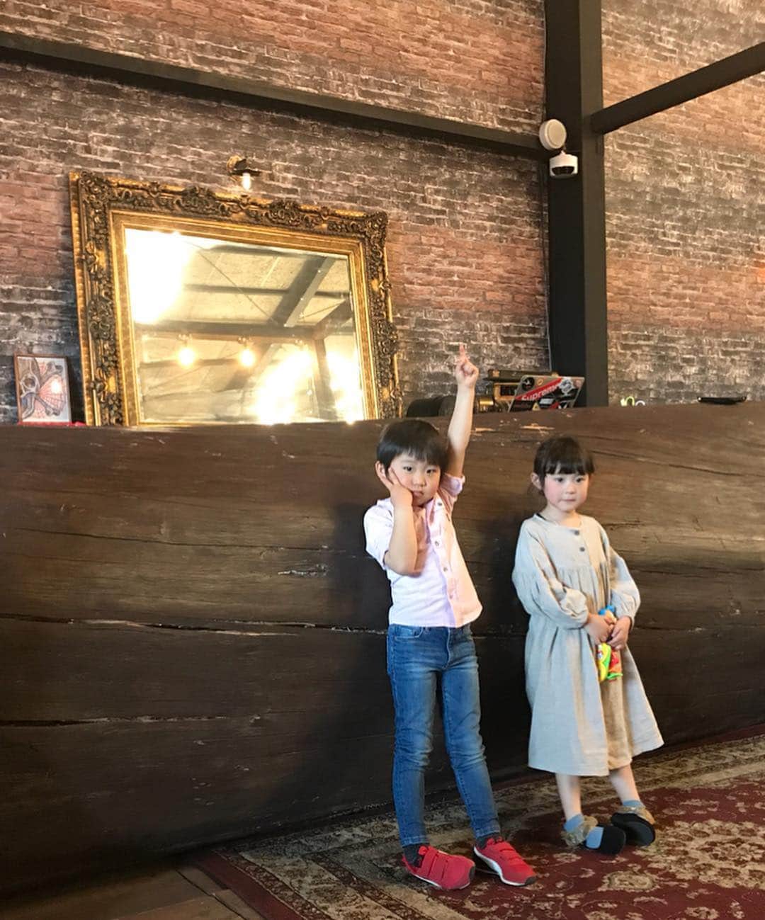 *yoko*さんのインスタグラム写真 - (*yoko*Instagram)「* ◇2019.3.22 fri. ・ 昨日は久々に @lalalapiro とデート♡ 行ってみたいと思ってた巨大倉庫 @thehideawayfactory_boss へ☕️ 滋賀にこんなオシャレな隠れ家カフェがあるなんて...✨ また行こっと♡ ・ ほんで心乃は歩き出したルカにべったり&私がルカを抱っこするとヤキモチで忙しそうやったわ😂 そのままヒロの家に移動して夜ご飯もご馳走になって大満足♡ で、帰ってきたら心乃まさかの38度のお熱やってんけど朝起きたら平熱。 強い😂 ・ @professionalslendermake_083  暑い日でも通気性がいいから履き心地いい♡ ・ #5歳#5歳3ヶ月#幼馴染#デート#カフェ#隠れ家」3月22日 18時56分 - yococono